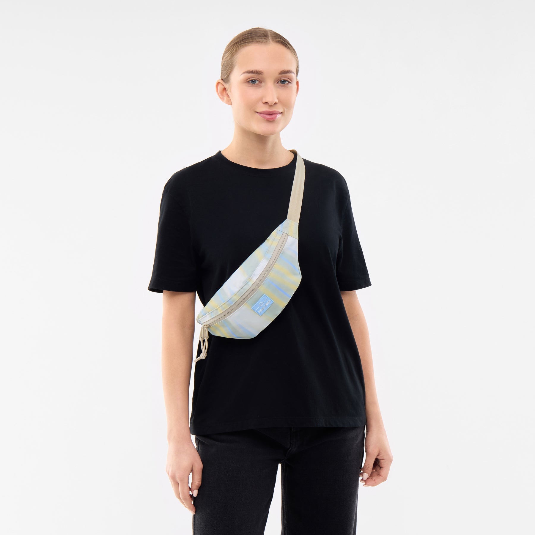 Frau trägt Bauchtasche 'Erik Small' in sandfarben gestreift über der Schulter mit schwarzem T-Shirt
