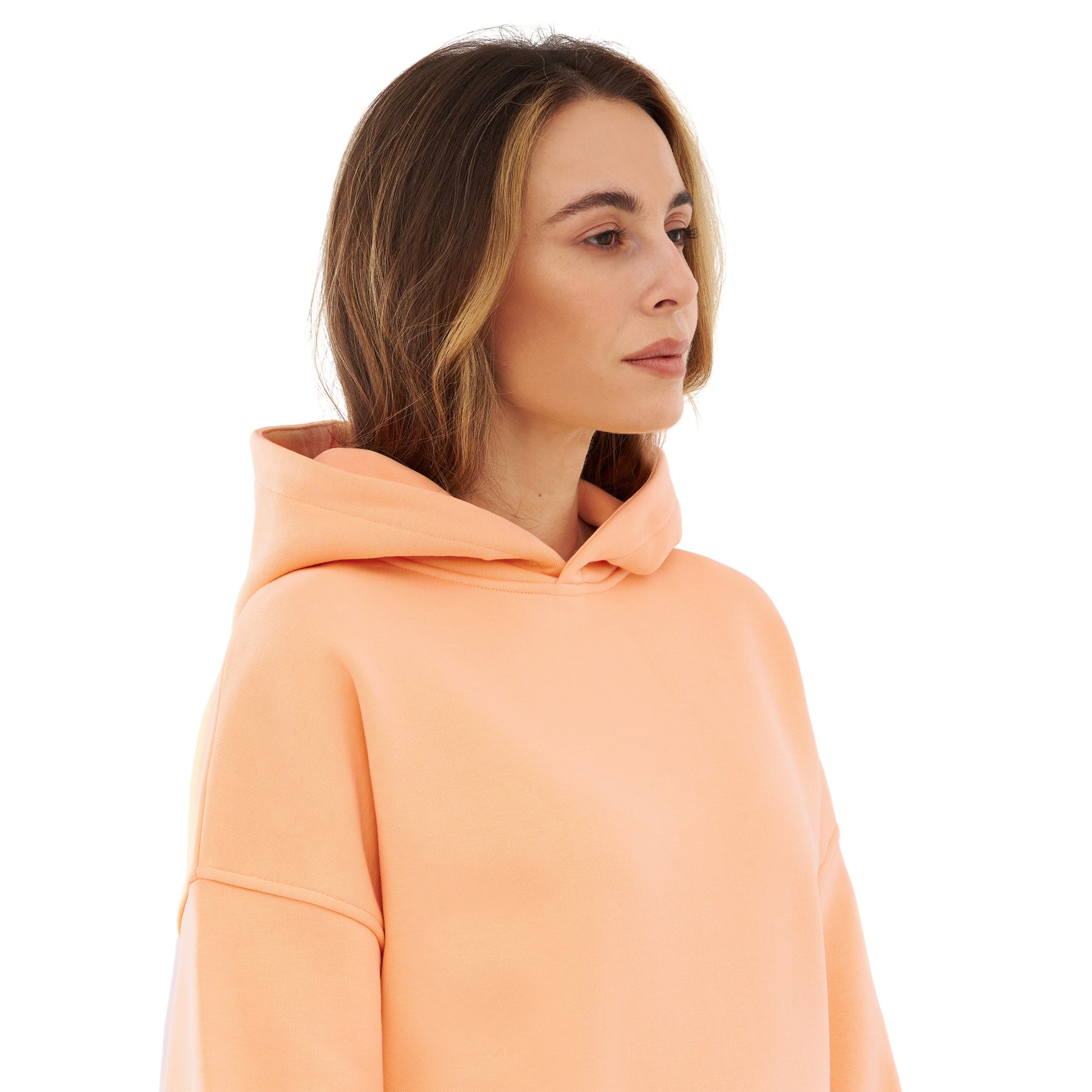 Dame trägt peachfarbigen oversized Hoodie 'Cody' mit Kapuze