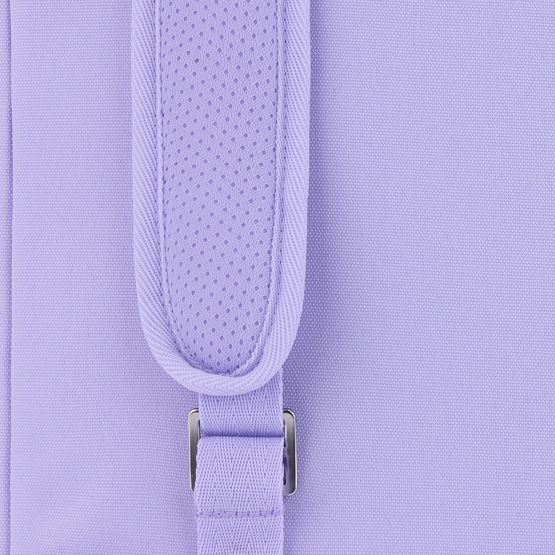 Nahaufnahme eines fliederfarbenen Schulterriemens am Rolltop Rucksack Robin Medium mit Polsterung und Metallverschluss