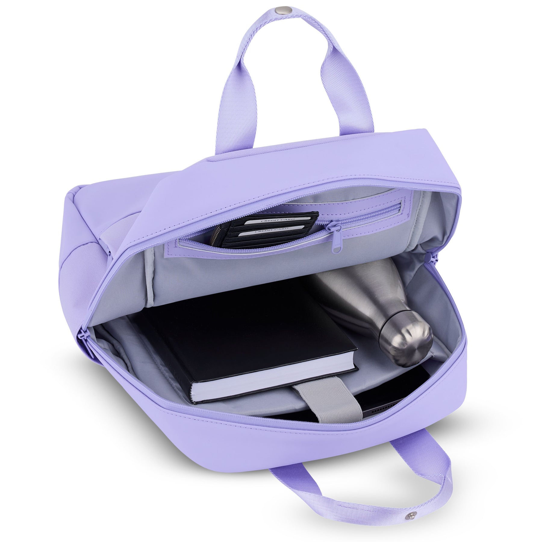 Lilafarbener Damenrucksack 'Jona Medium' geöffnet mit Buch, Wasserflasche und Kartenfächern im Innenraum