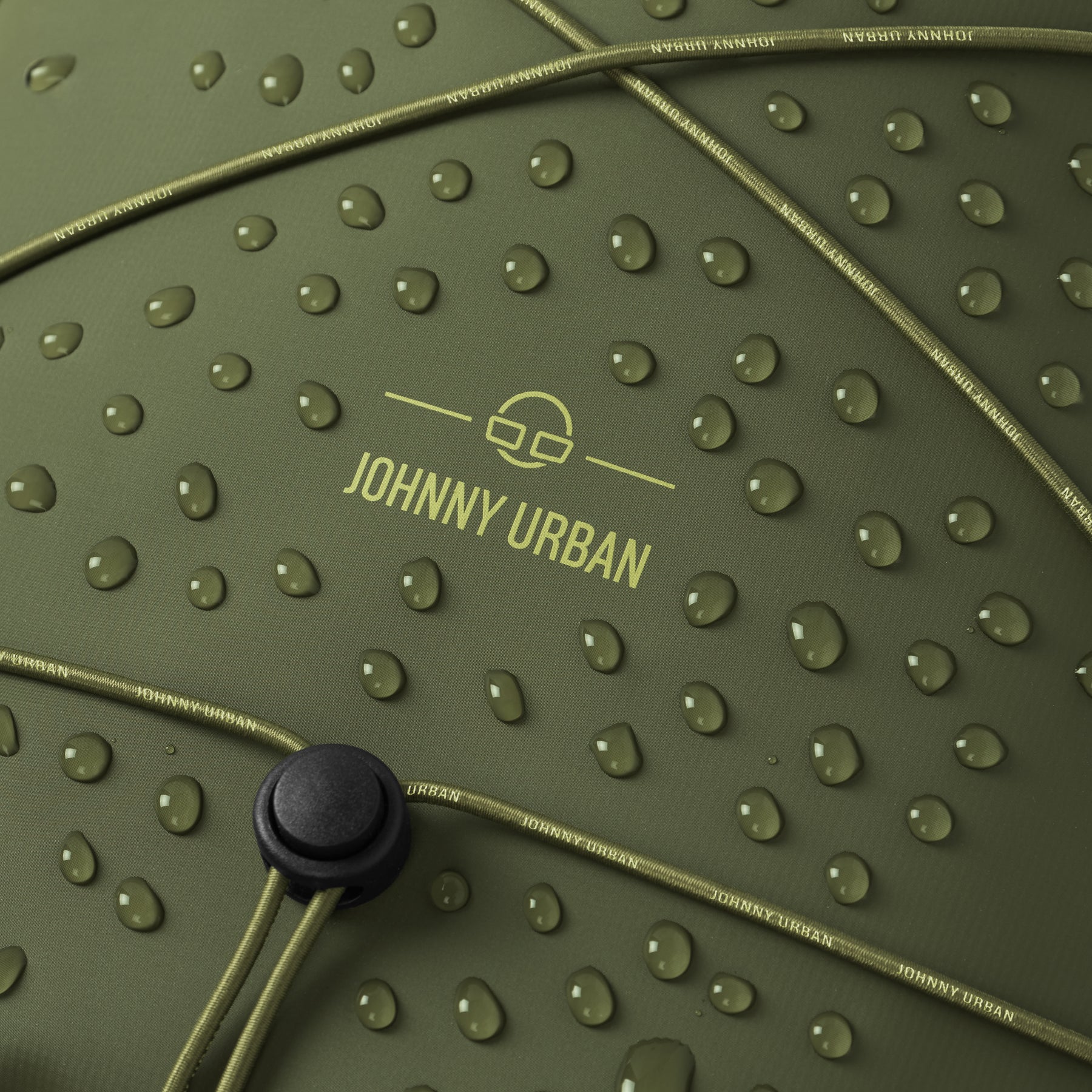 Wasserdichter olivefarbener Rolltop Rucksack 'Myles' von Johnny Urban mit Tropfen auf der Oberfläche und Kordelzug mit Logo