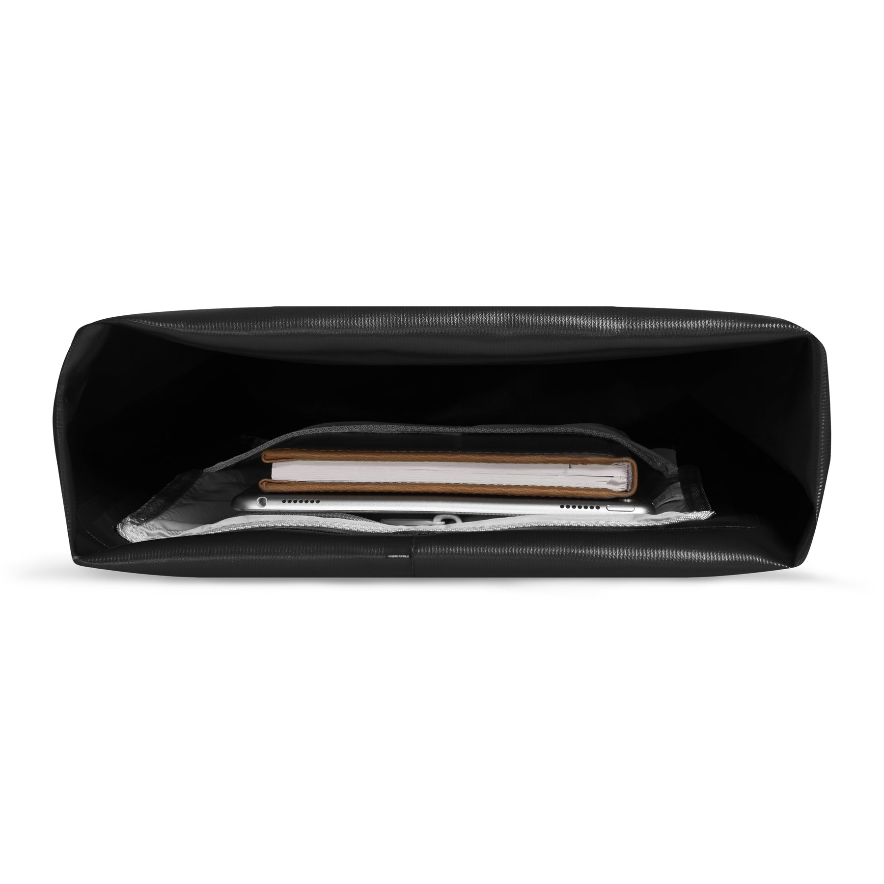 Geöffneter schwarzer Rolltop Rucksack 'Myles' mit sichtbarem Innenfach und Tablet sowie Notizbuch darin