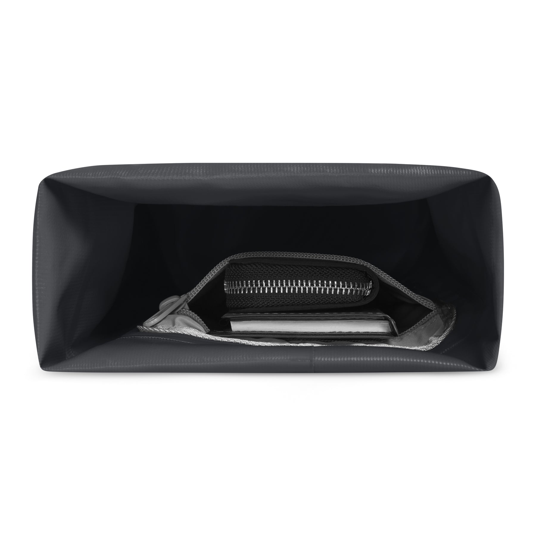 Innenseite der grauen Dry Bag 'Theo' mit wasserdichter Tasche, sichtbar schwarze Reißverschluss-Tasche und weiteres Fach