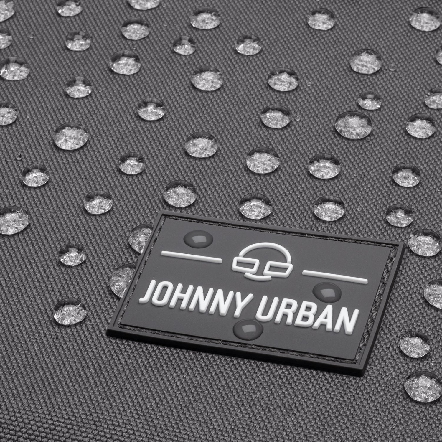 Wasserabweisendes graues Material mit Johnny Urban Logo und Wassertropfen