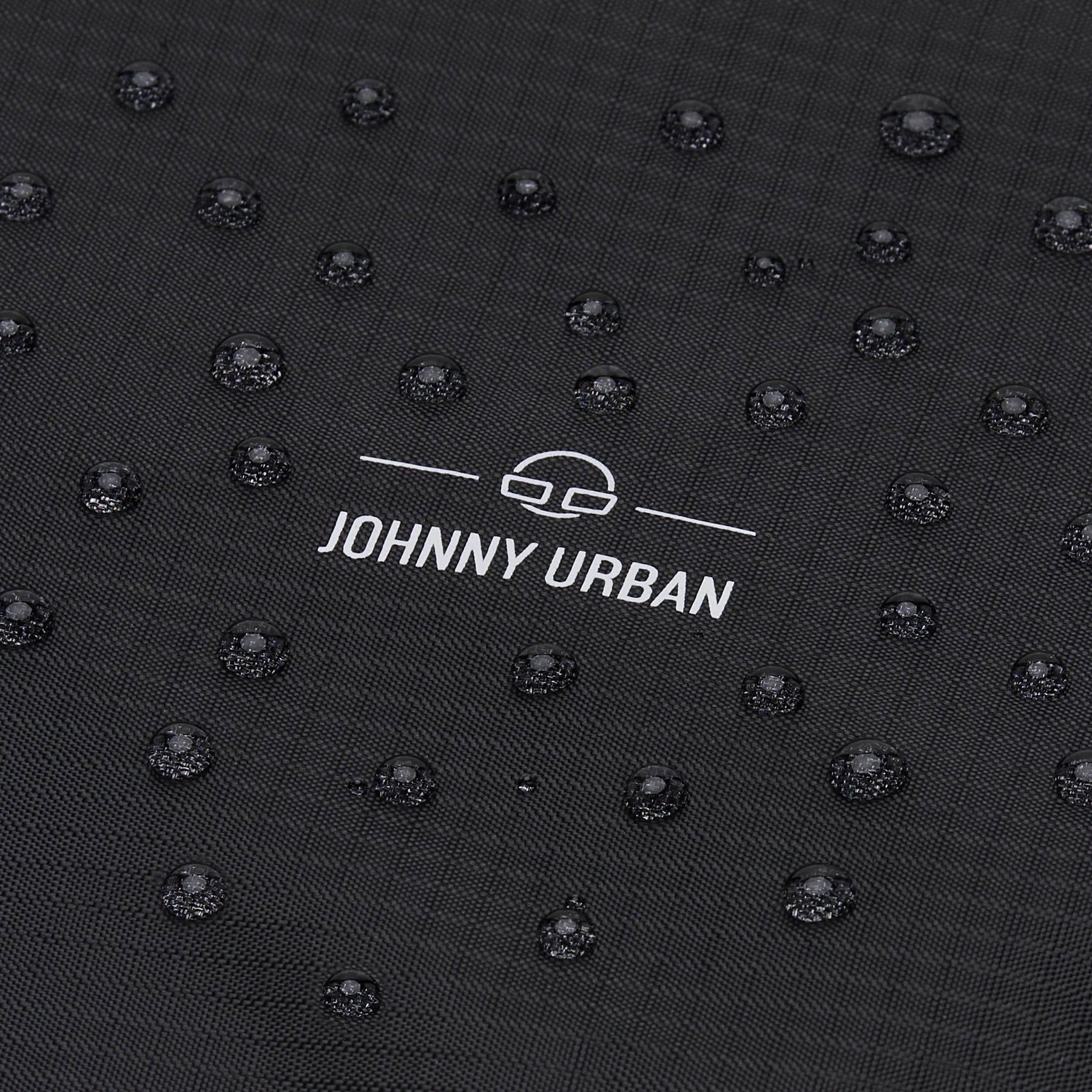 Wasserabweisender schwarzer Stoff mit weißen Johnny Urban Logo und Wassertropfen
