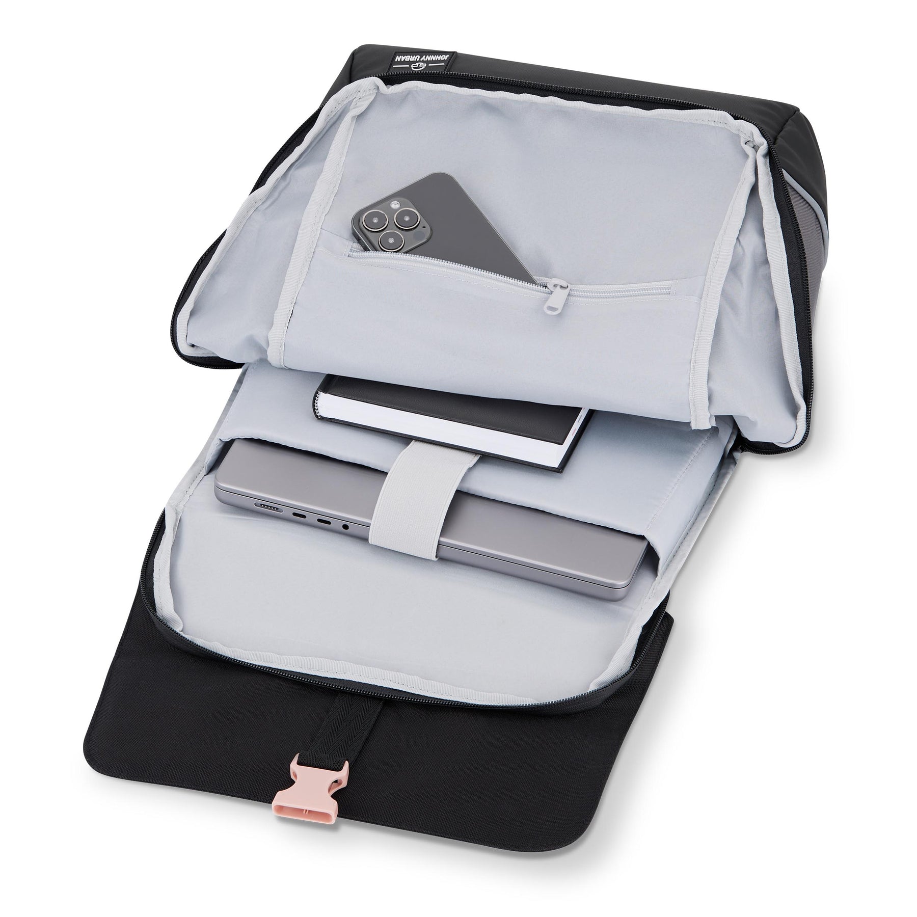 Geöffneter schwarzer Fahrradrucksack 'Mika' von Johnny Urban zeigt Innenfächer mit Smartphone, Notizbuch und Laptop