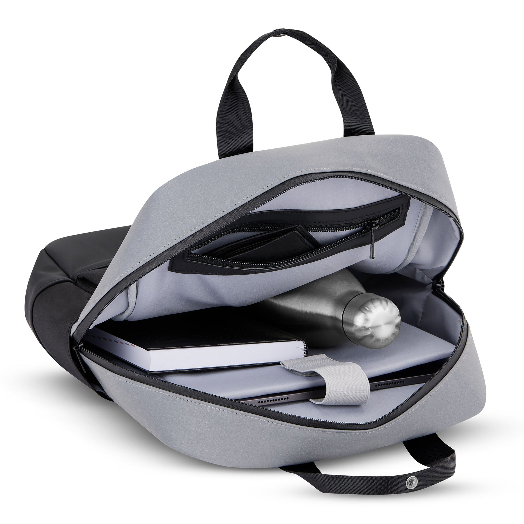 Geöffneter grauer Rucksack 'Jona Medium' mit reflektierendem Material, enthält Wasserflasche, Notizbuch und Tablet
