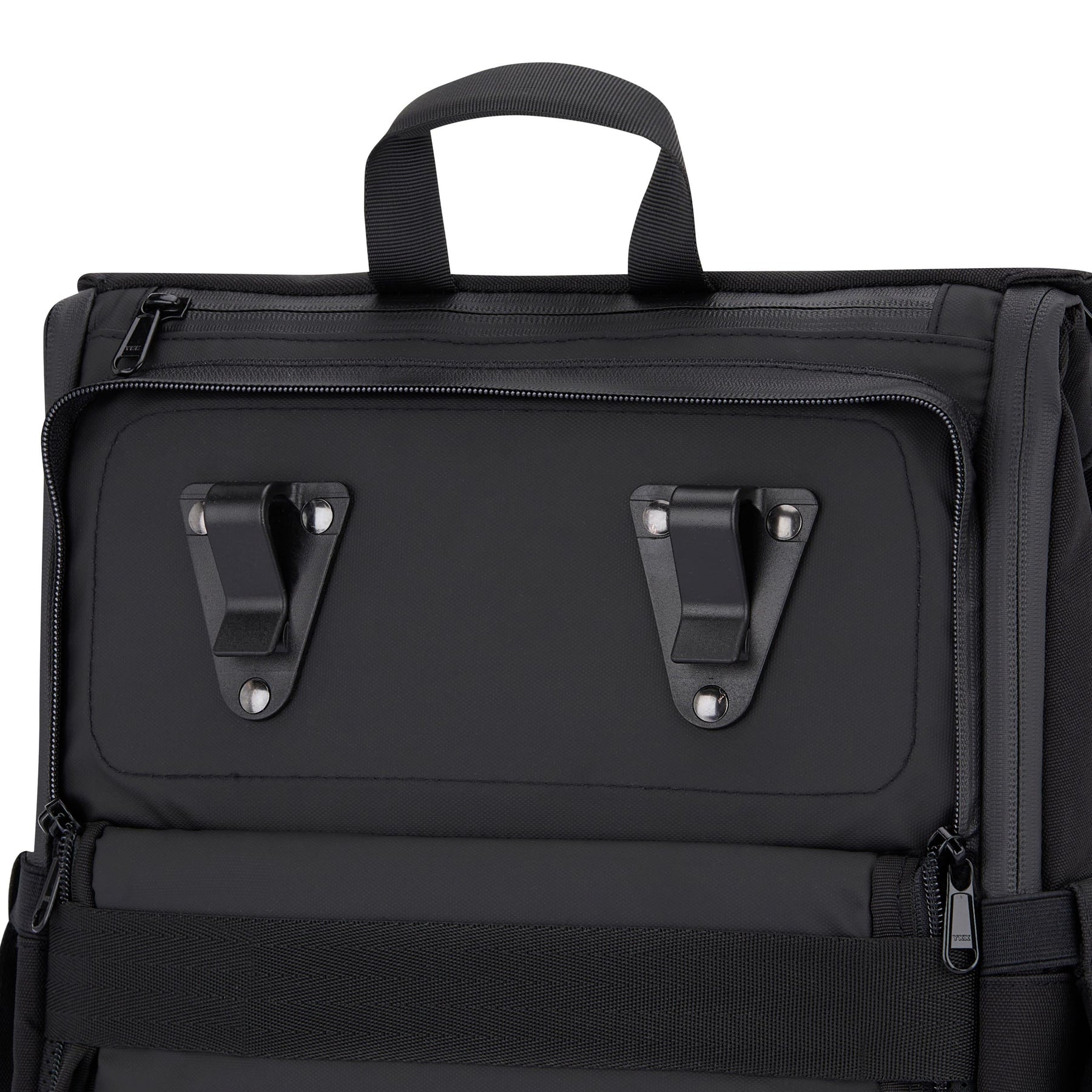 Schwarzer Fahrradrucksack "Mika" mit Tragegriff und zwei metallischen Haken auf der Rückseite