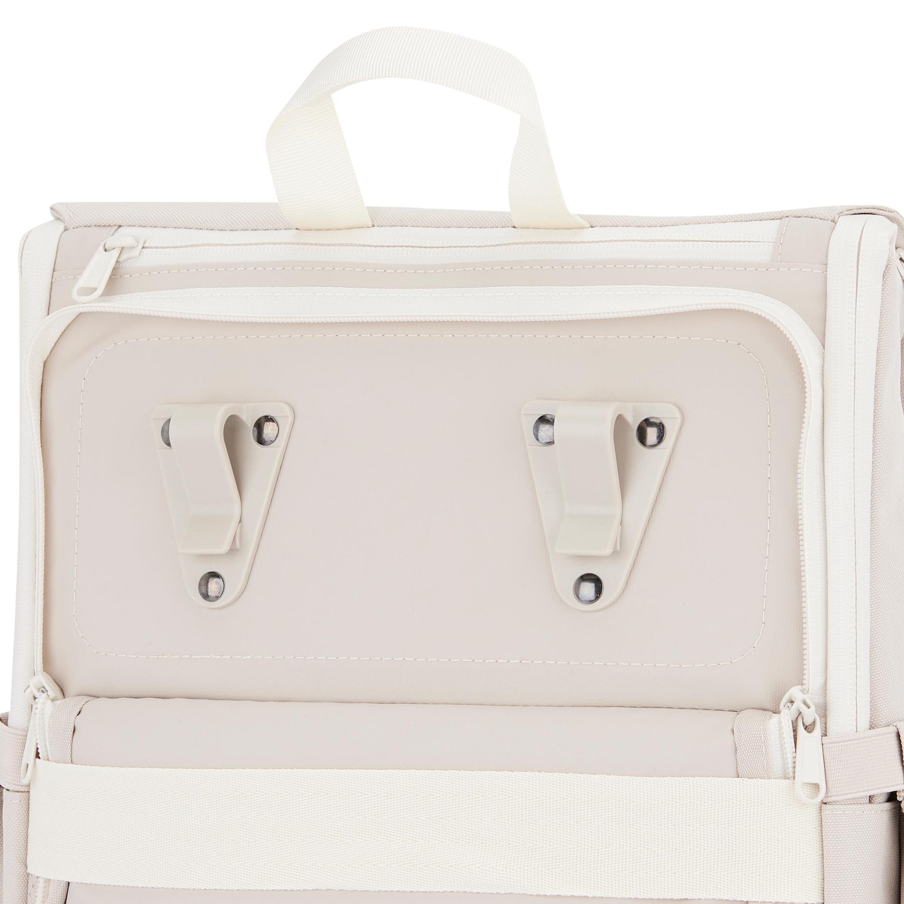 Rucksack 'Mika' Bike, Nahaufnahme der Rückseite mit zwei Befestigungshaltern und Tragegriff in hellbeiger Farbe