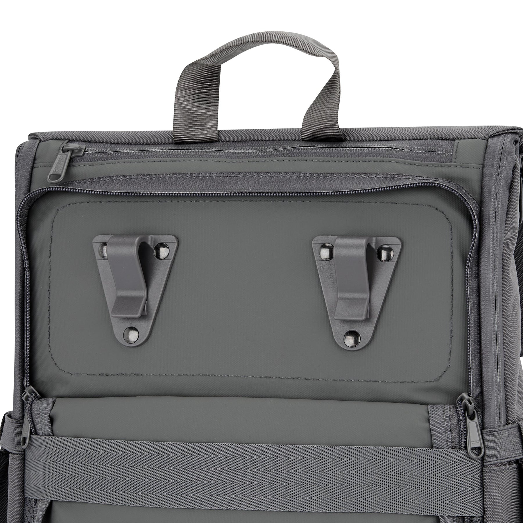 Obere Rückansicht des Fahrradrucksacks 'Mika' mit zwei Halteclips und Tragegriff