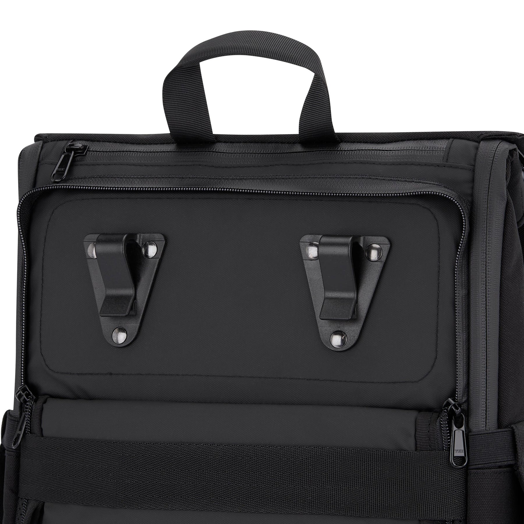 Schwarzer Johnny Urban Rucksack 'Mika' Bike mit zwei Metallhaken auf der Rückseite und Trageschlaufe oben