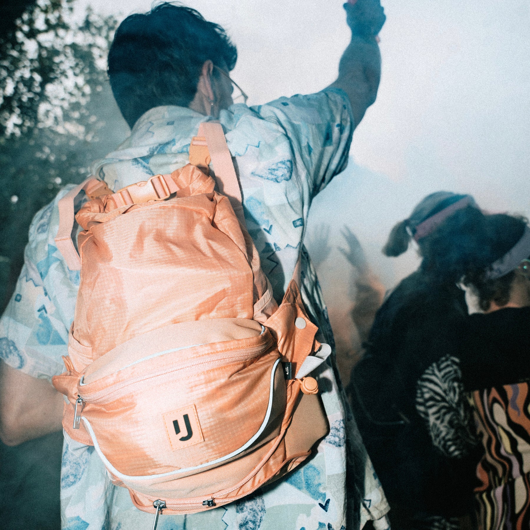 Person trägt 2in1 Bauchtasche 'Jimmy' von Johnny Urban als Rucksack auf einem Festival