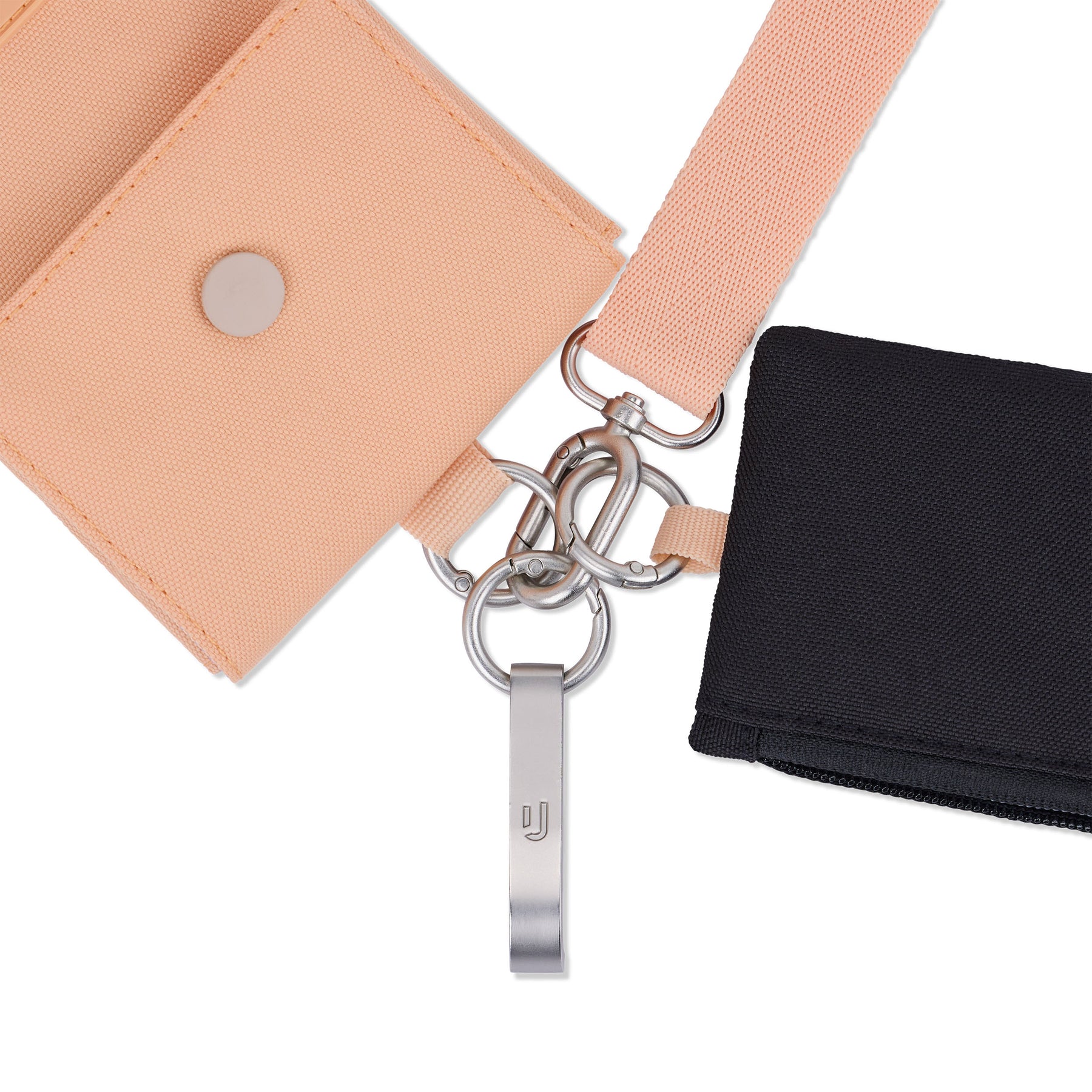 Nackentasche 'Juno' von Johnny Urban mit zwei Stofffächern in Rosa und Schwarz, verbunden durch Metallringe und Karabiner