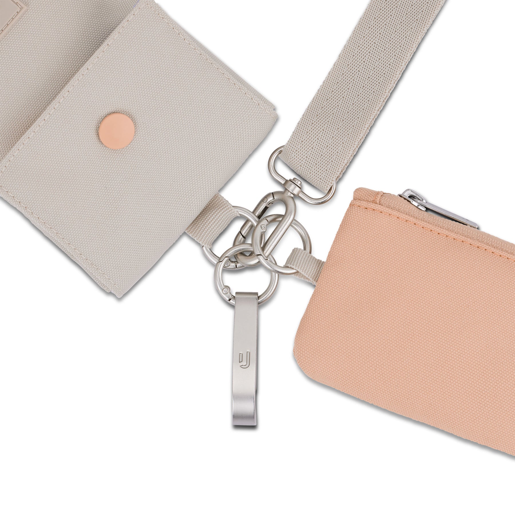 Beige Halsbeutel 'Juno' von Johnny Urban mit Karabinerverschlüssen und Schlüsselring aus Metall