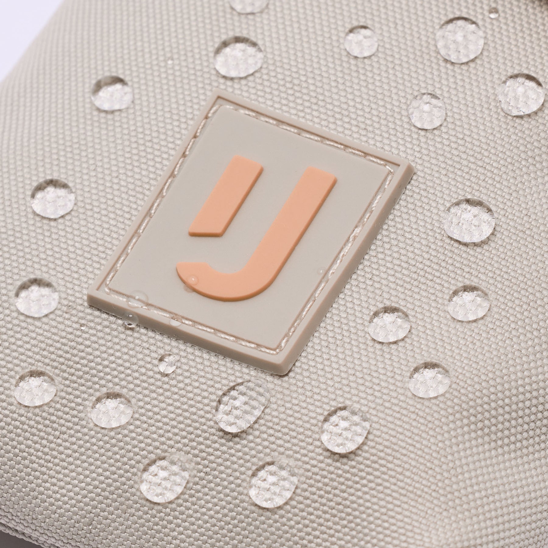 Wasserabweisendes Material mit Johnny Urban Logo auf heller Halsbörse 'Juno'