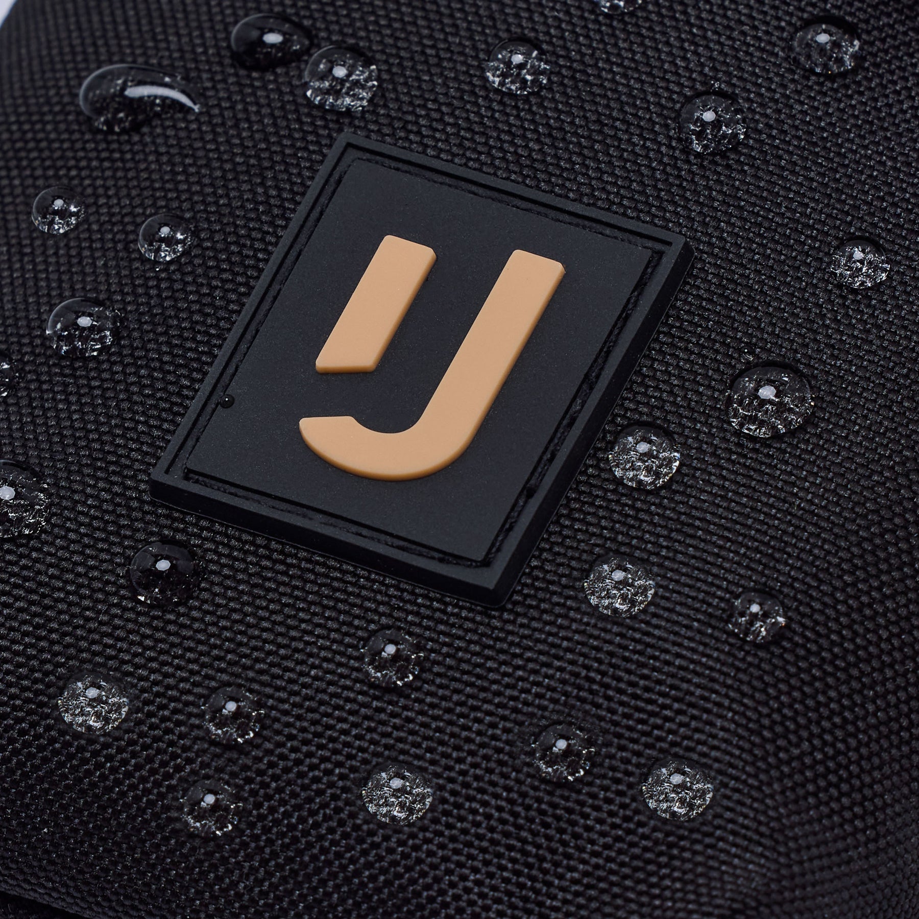 Wasserabweisende Oberfläche mit Johnny Urban Logo auf schwarzem Netzstoff der Neck Pouch 'Juno'