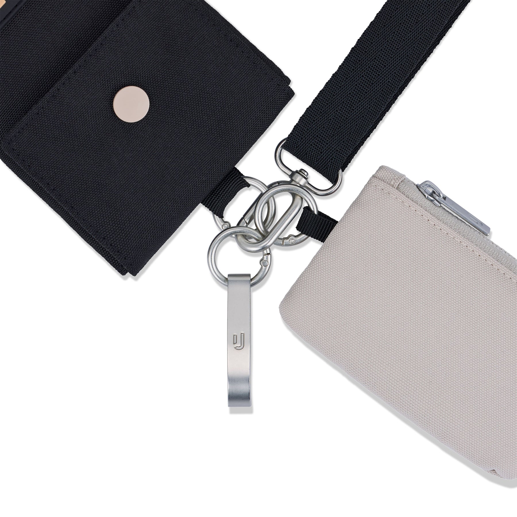 Schwarze und hellgraue Stofftaschen mit Metallringen und Clip am Halsbeutel 'Juno'