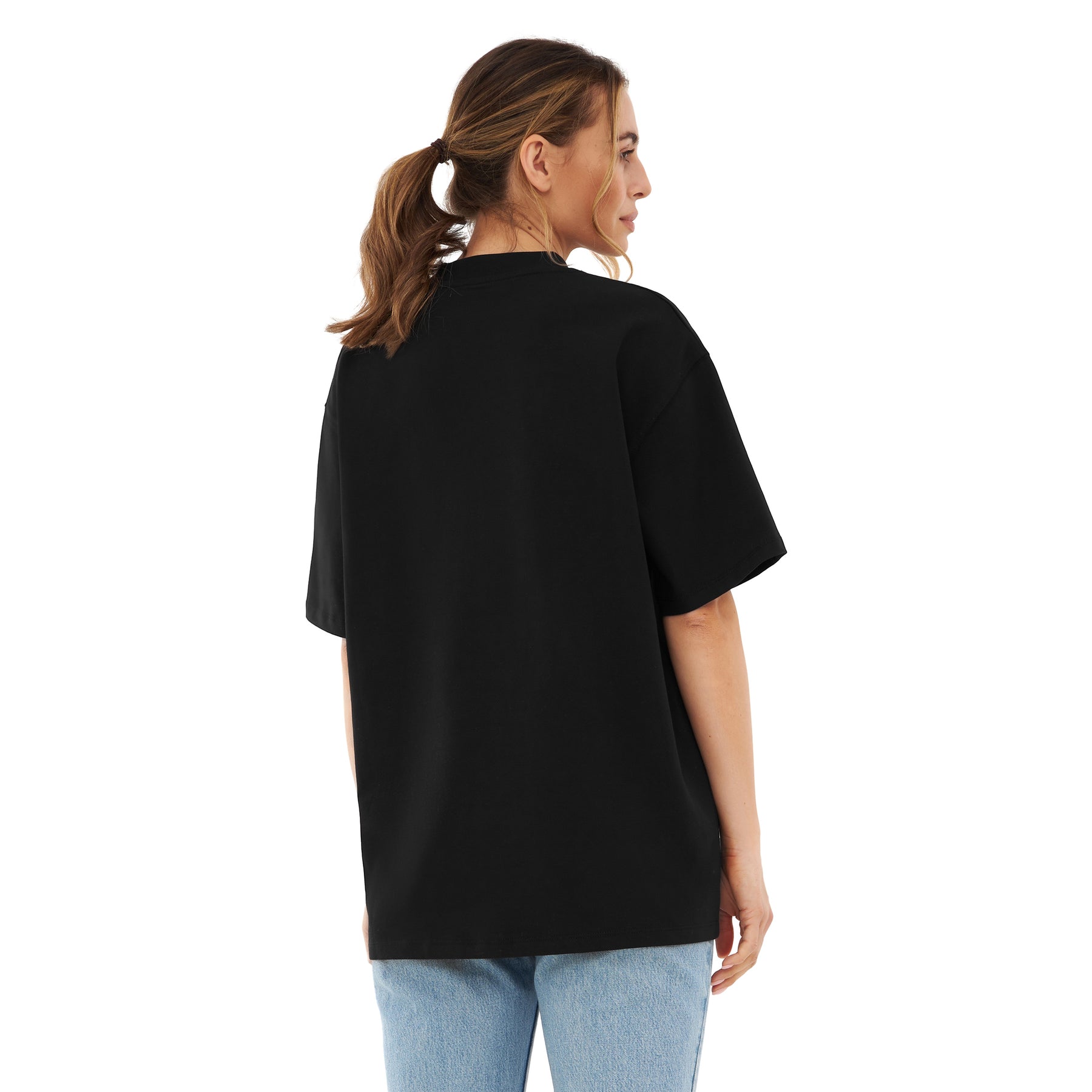 Frau trägt oversized schwarzes T-Shirt "Sammy Johnny Urban" von hinten, dazu blaue Jeans