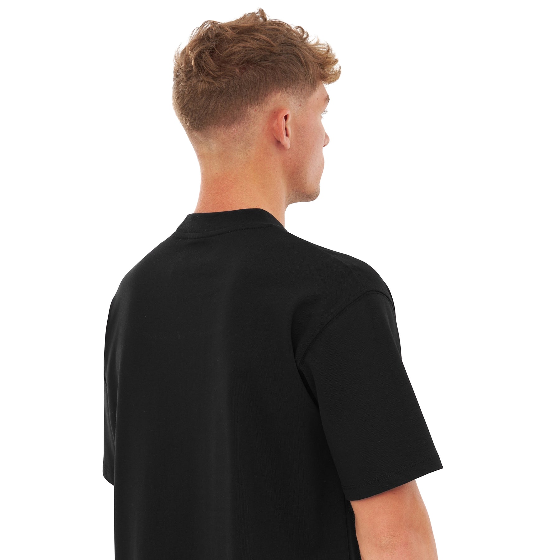 Mann trägt schwarzes T-Shirt 'Sammy Johnny Urban', Rückansicht, kurze Ärmel, lockere Passform