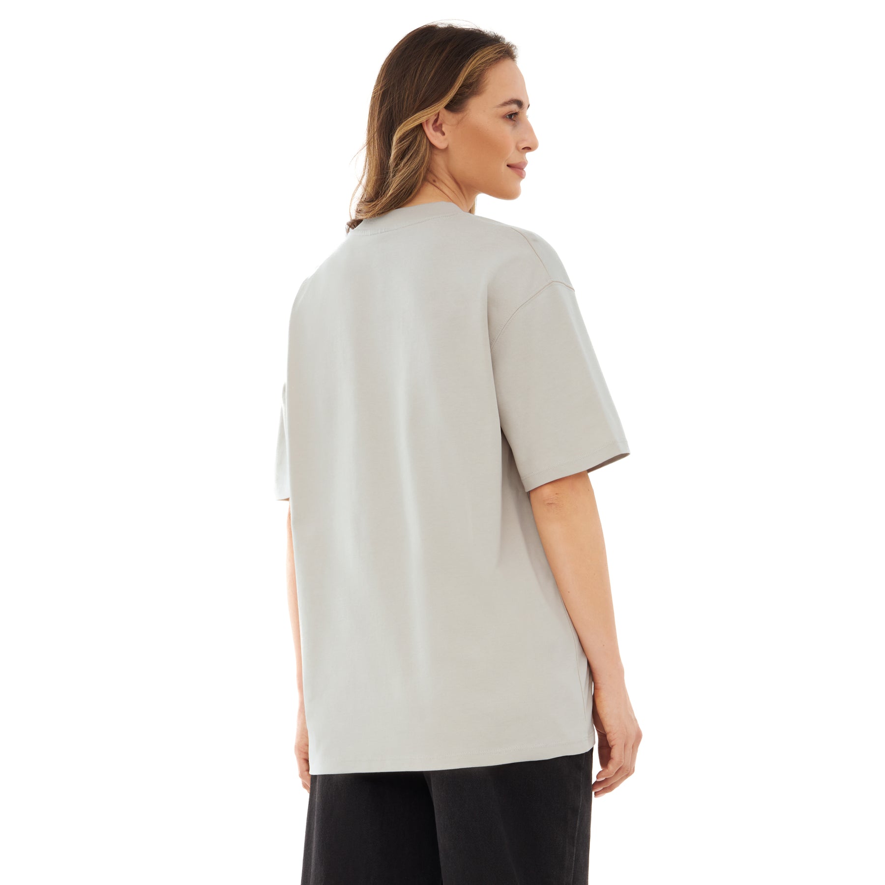 Frau trägt sandfarbenes Oversized-T-Shirt 'Sammy Johnny Urban' von hinten gesehen