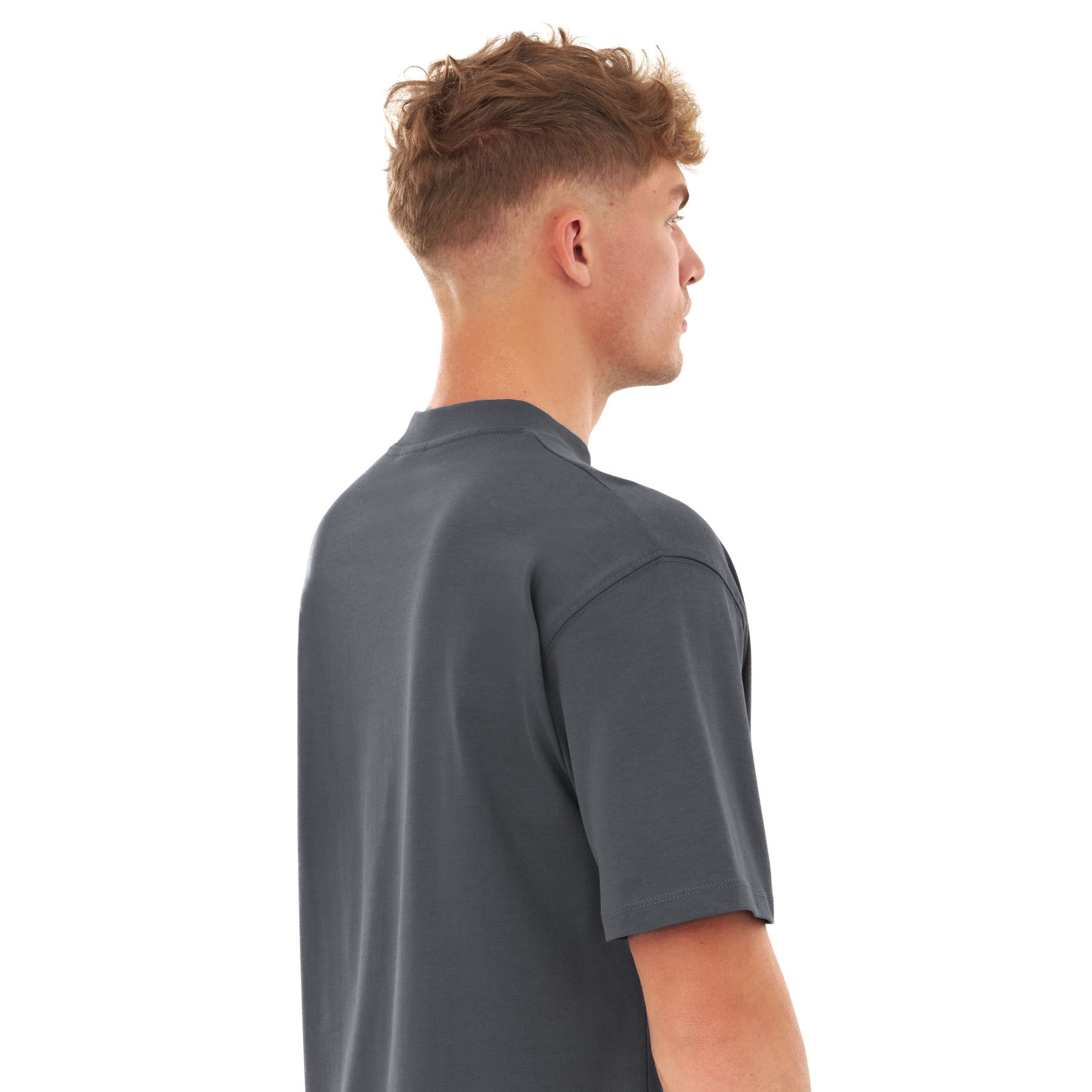 Mann von hinten mit kurzem lockigem Haar trägt dunkelgraues Johnny Urban T-Shirt 'Sammy' oversized Passform