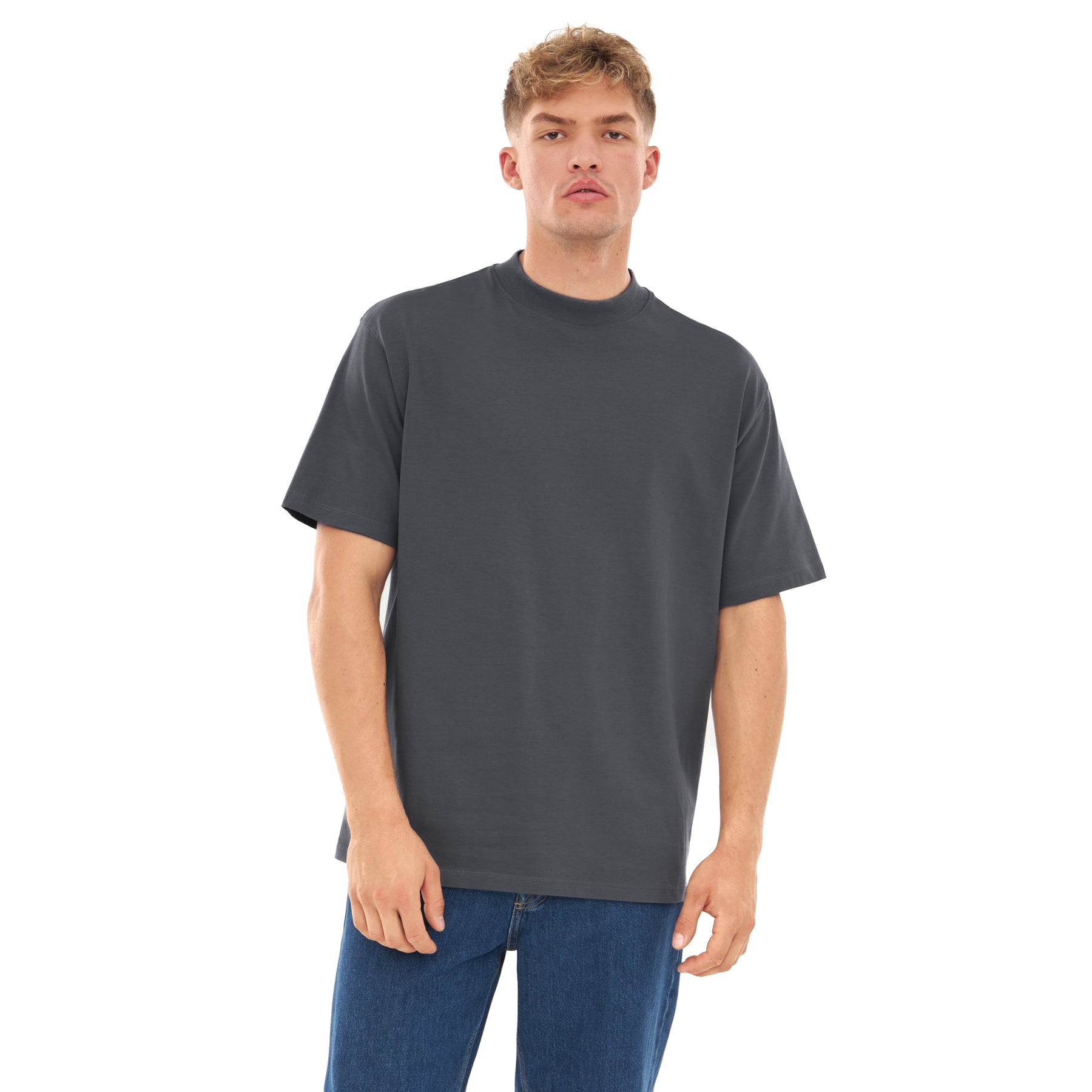 Mann trägt graues oversized T-Shirt 'Sammy' und blaue Jeans
