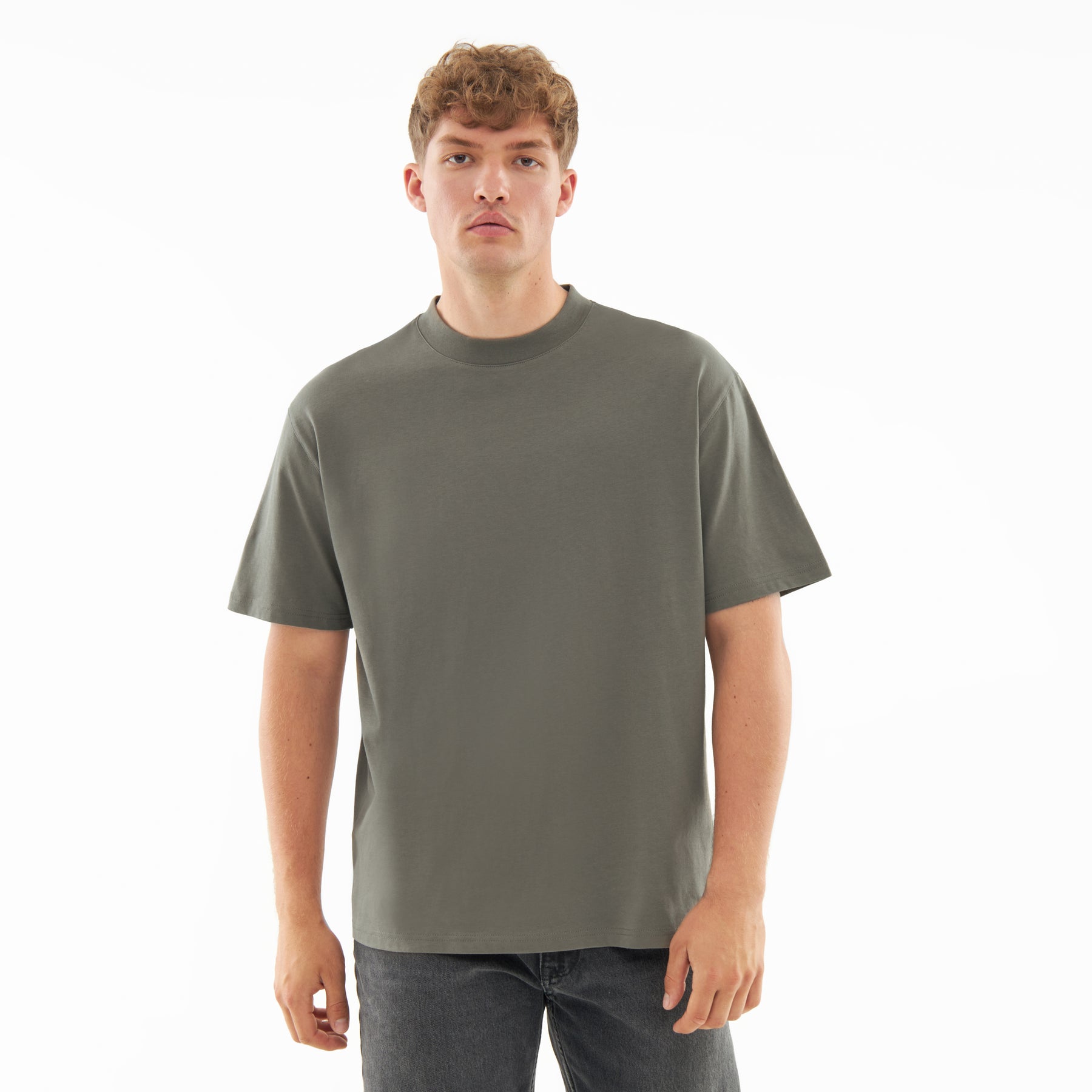Mann trägt T-Shirt 'Sammy' in grauer Olive mit oversized Schnitt