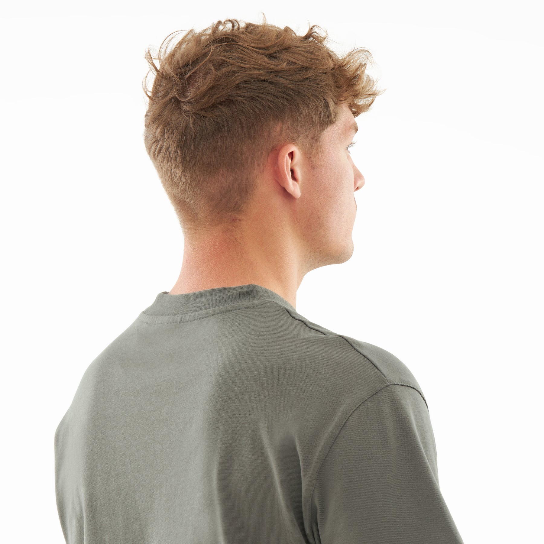 Rückansicht eines Mannes mit kurzem braunem Haar, getragenes olivgrünes T-Shirt 'Sammy' von Johnny Urban