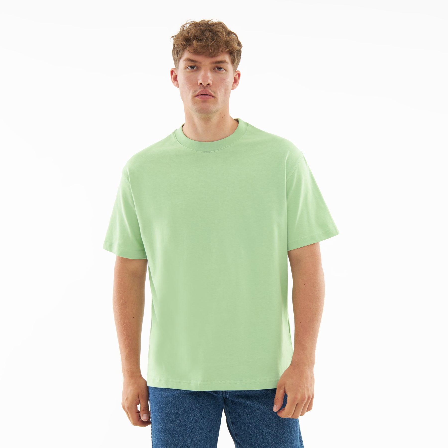 Männliches Modell trägt oversized T-Shirt 'Sammy' in Salbeigrün mit rundem Hals