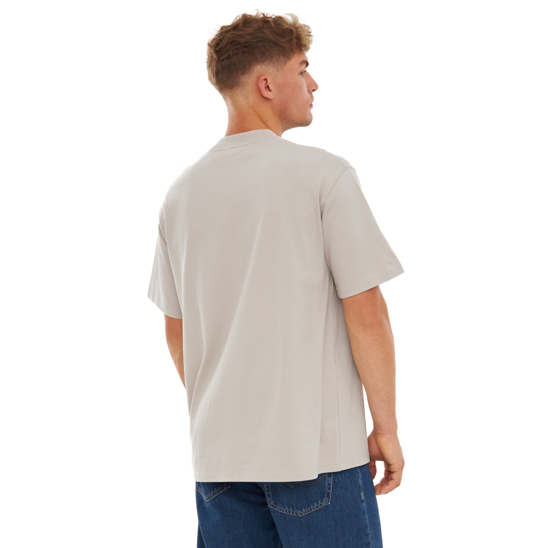 Rückansicht eines Mannes in beige oversized T-Shirt 'Sammy' von Johnny Urban und blauer Jeans