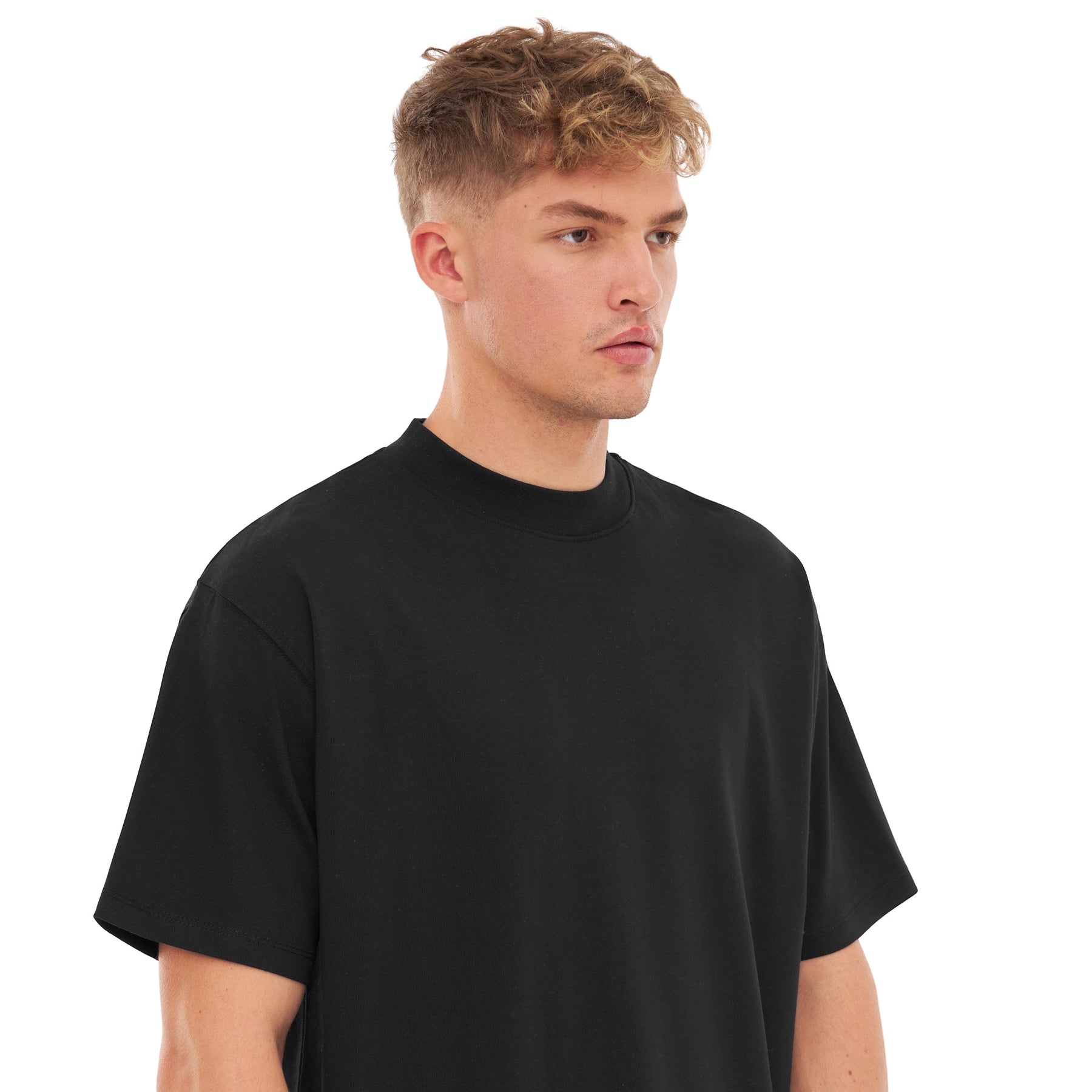 Mann trägt schwarzes, oversized Kurzarm-T-Shirt 'Sammy' von Johnny Urban