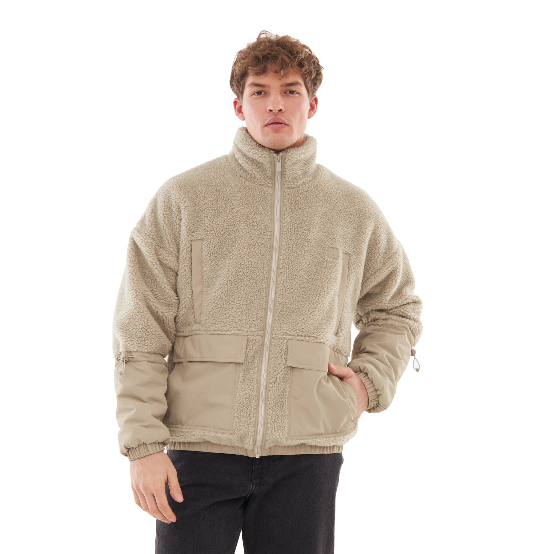 Mann trägt beige Teddy Fleecejacke 'Carson' mit hohem Kragen und Reißverschluss