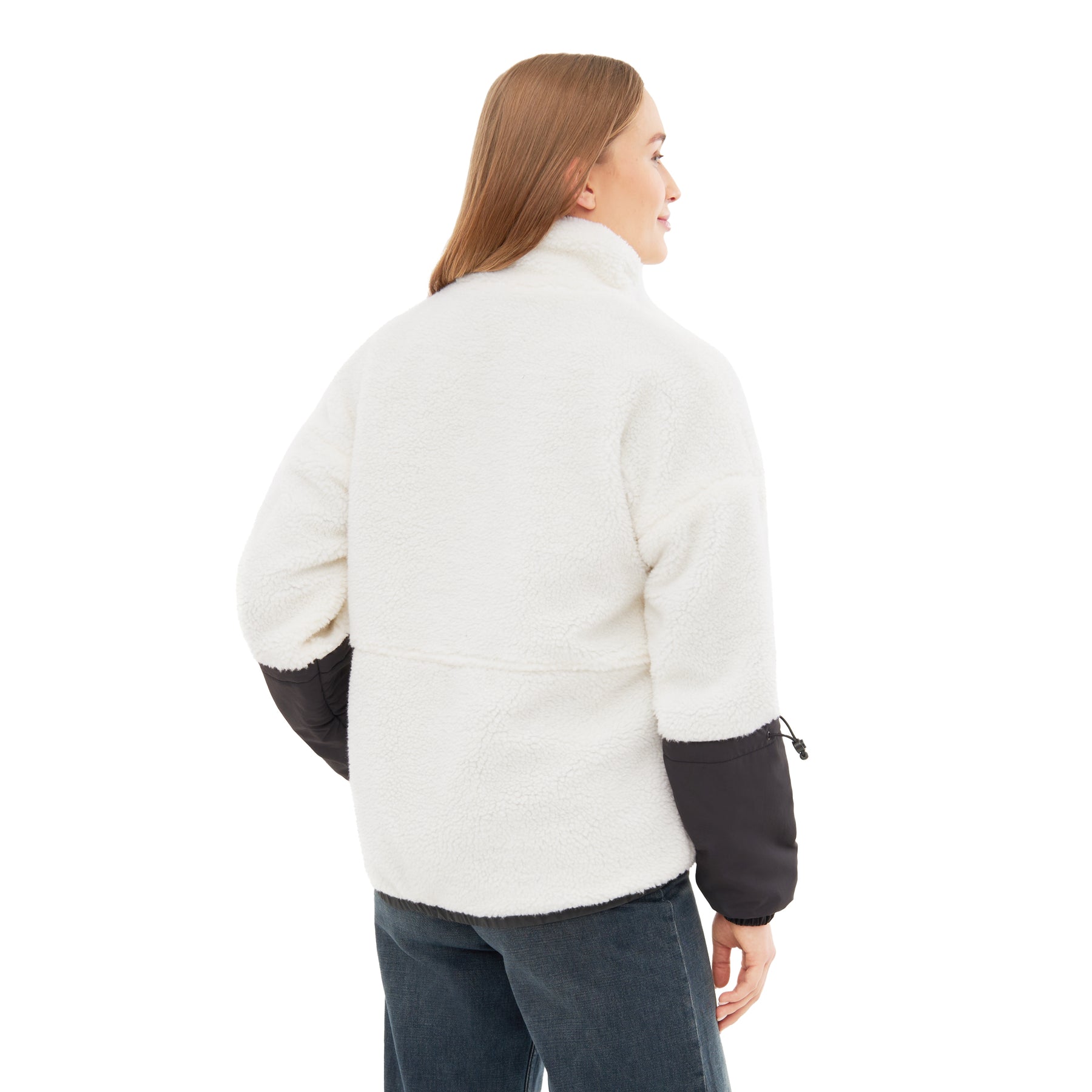 Frau trägt Teddy Fleecejacke 'Carson' in Creme mit schwarzen Ärmeln, Rückansicht
