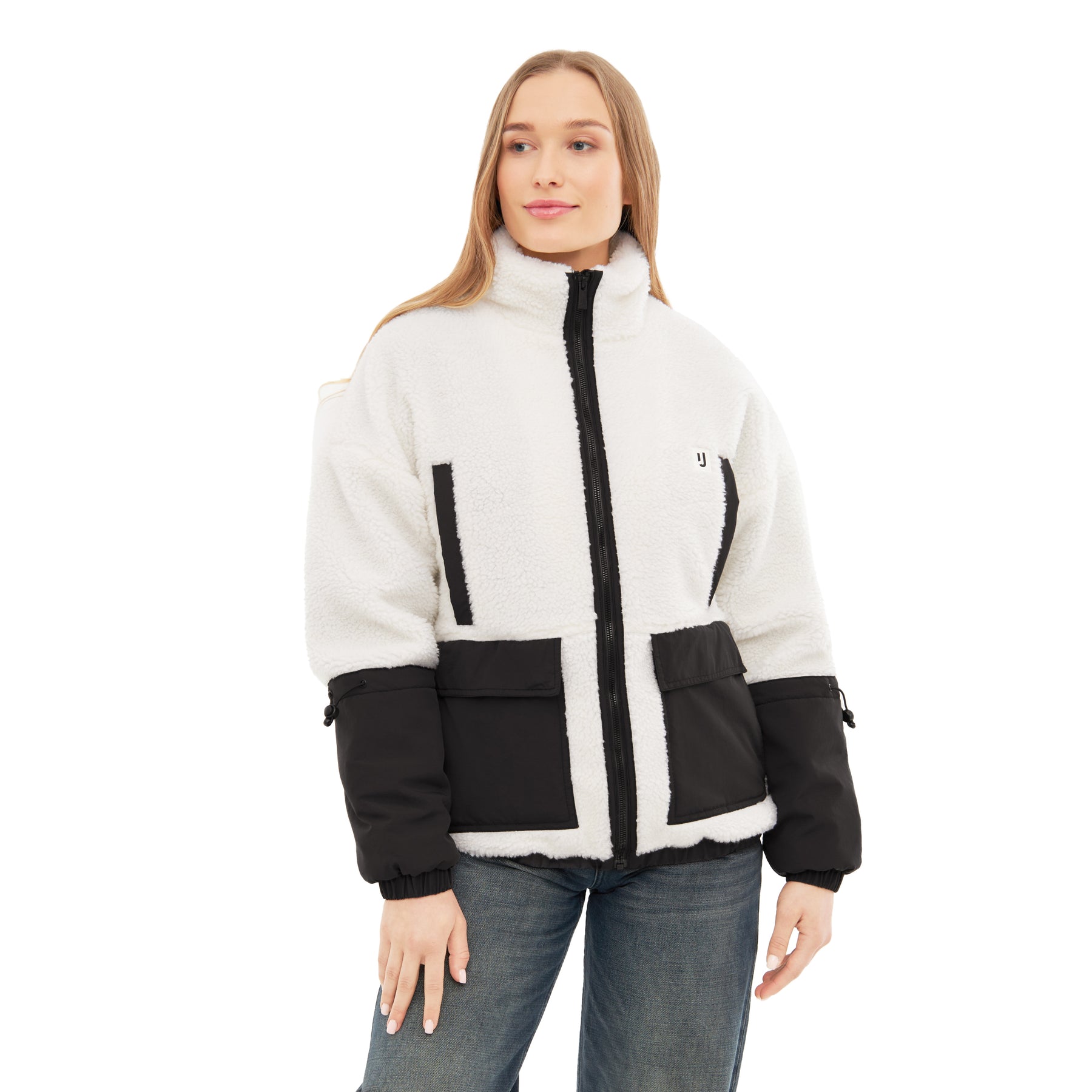 Frau trägt Teddy Fleecejacke 'Carson' in Creme mit schwarzen Details und Reißverschluss