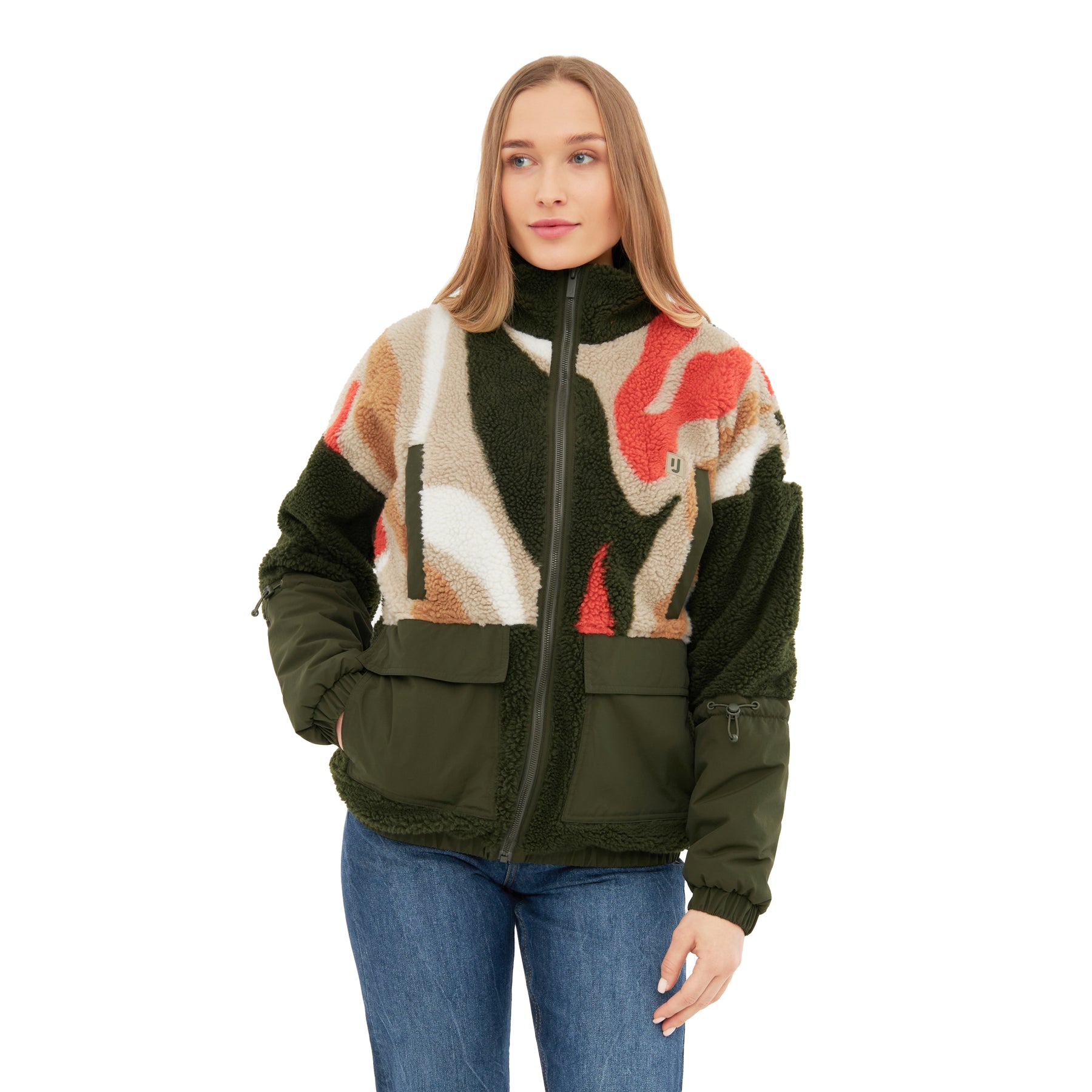 Frau trägt olivgrüne Teddy Fleecejacke 'Carson' mit buntem Muster und Reißverschluss