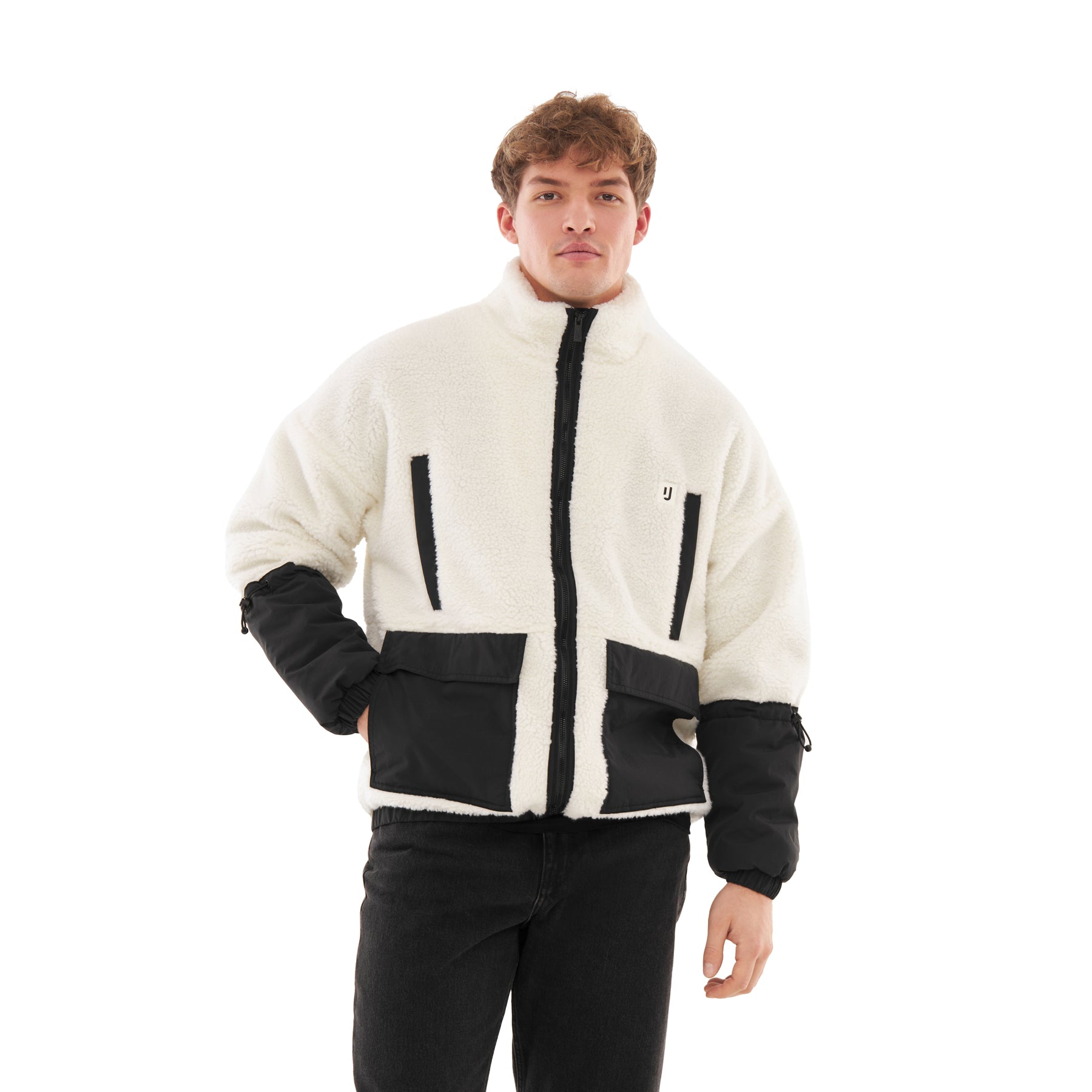 Mann trägt Teddy Fleecejacke 'Carson' in Creme mit schwarzen Taschen und Ärmeln