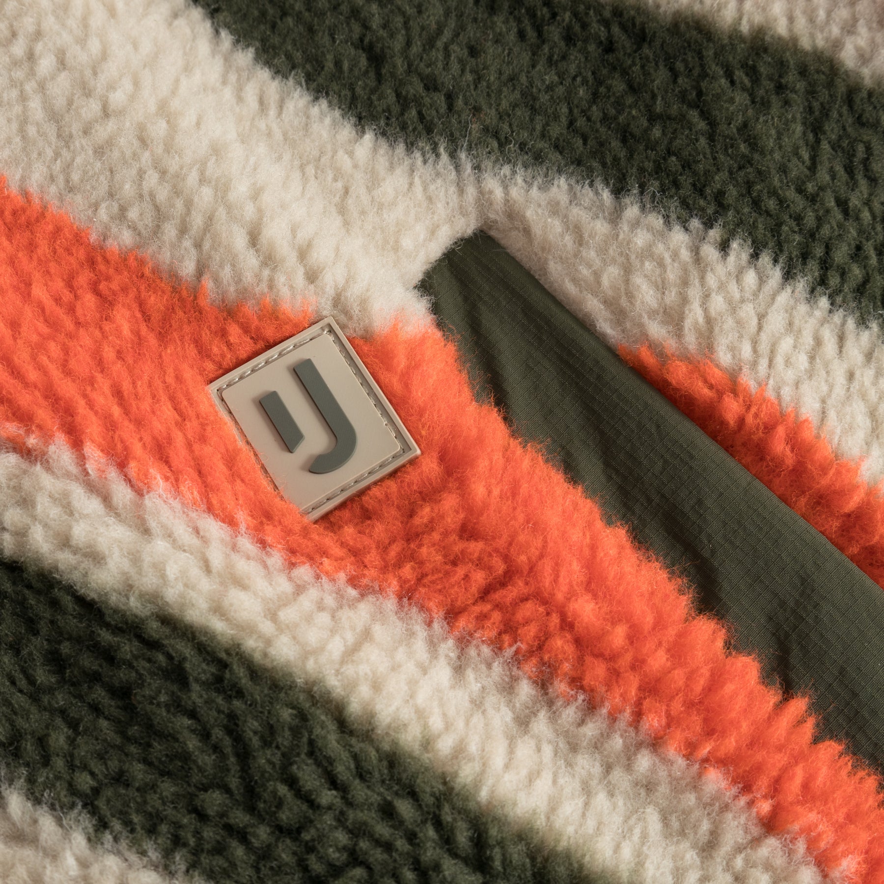 Teddy Fleecejacke 'Carson' mit olivgrünen, cremefarbenen und orangen Streifen und Johnny Urban Logo-Label