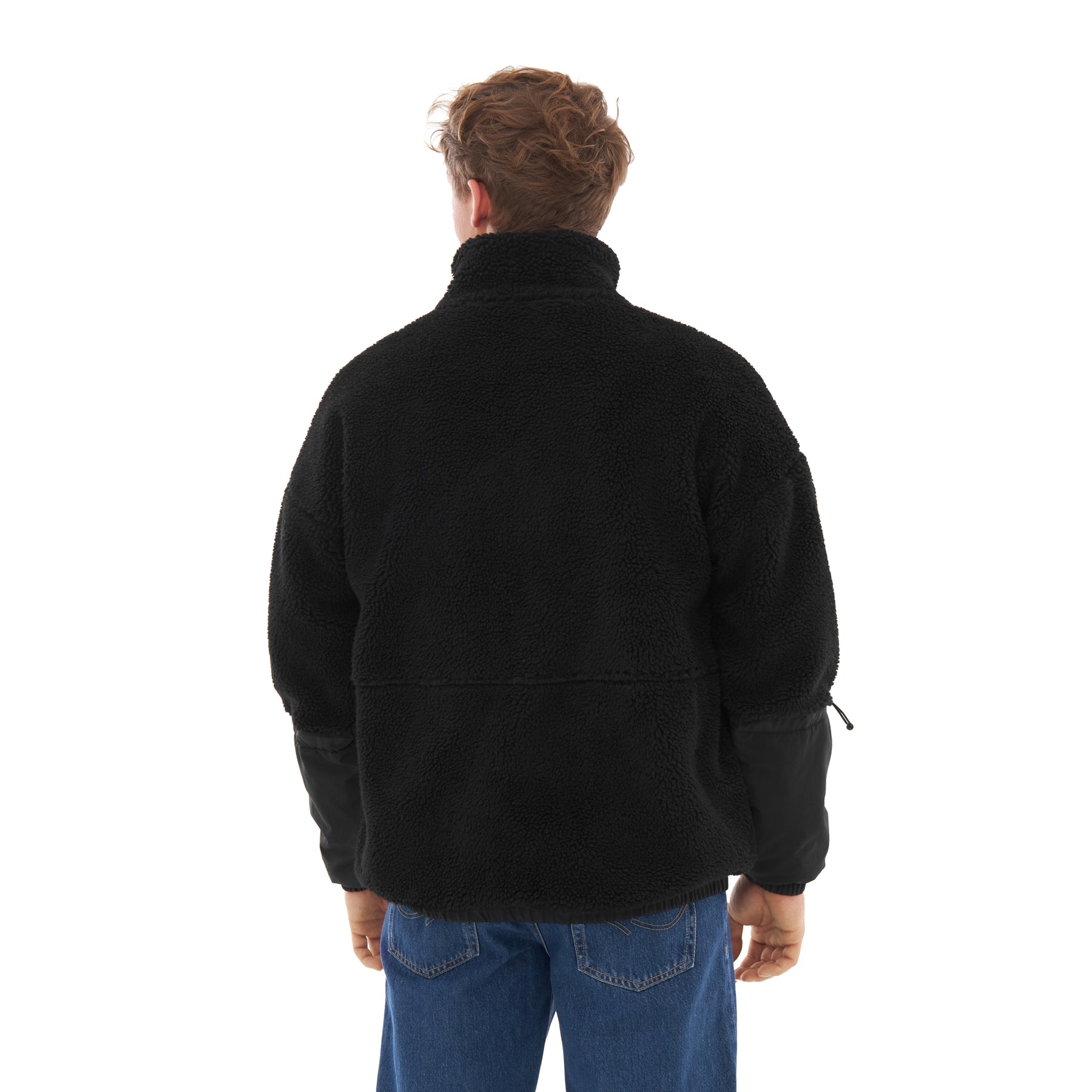 Mann trägt schwarze Teddy Fleecejacke 'Carson' von hinten, kombiniert mit blauen Jeans