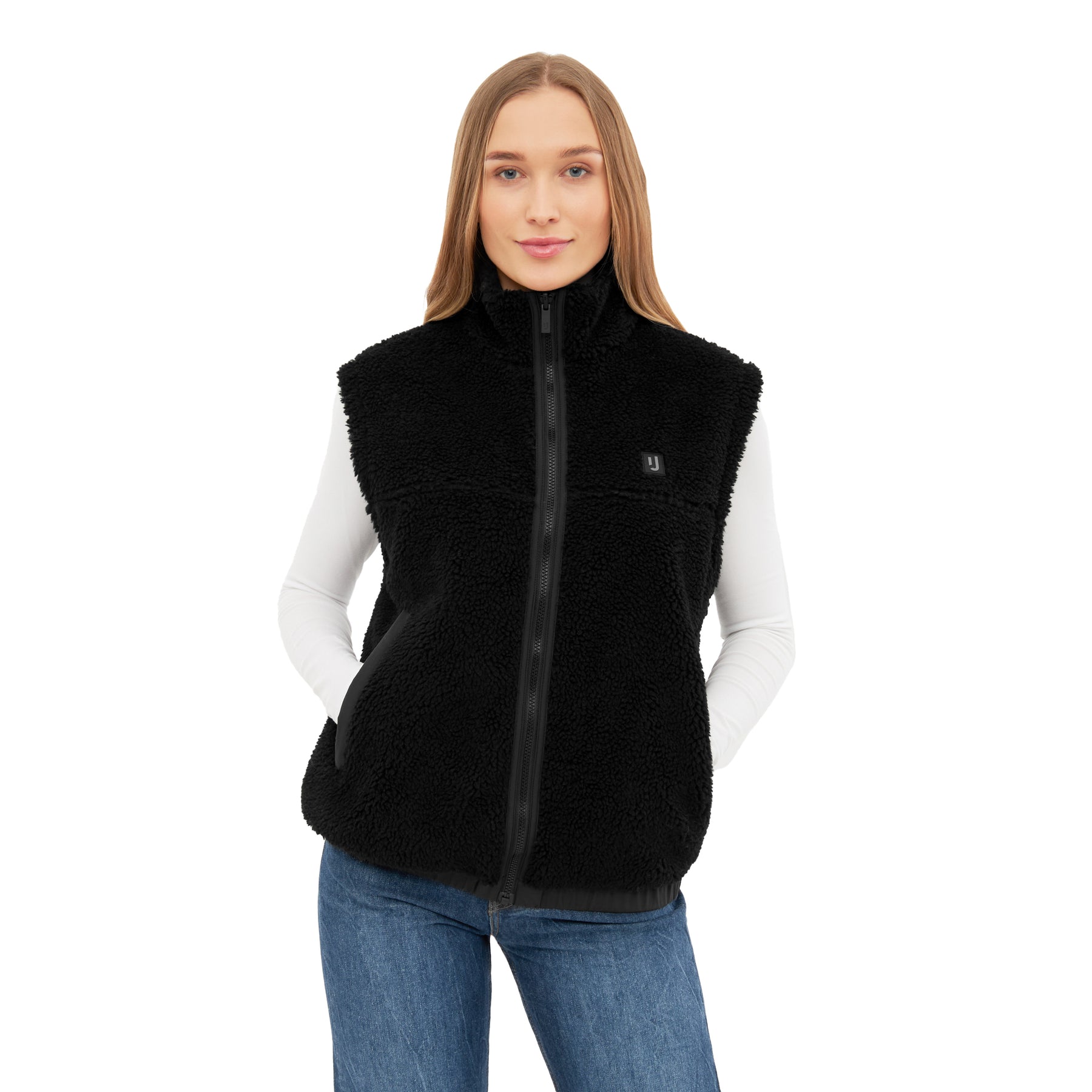 Schwarze Teddy Fleeceweste 'Bryson' für Damen mit Reißverschluss und Stehkragen, getragen mit blauem Jeans