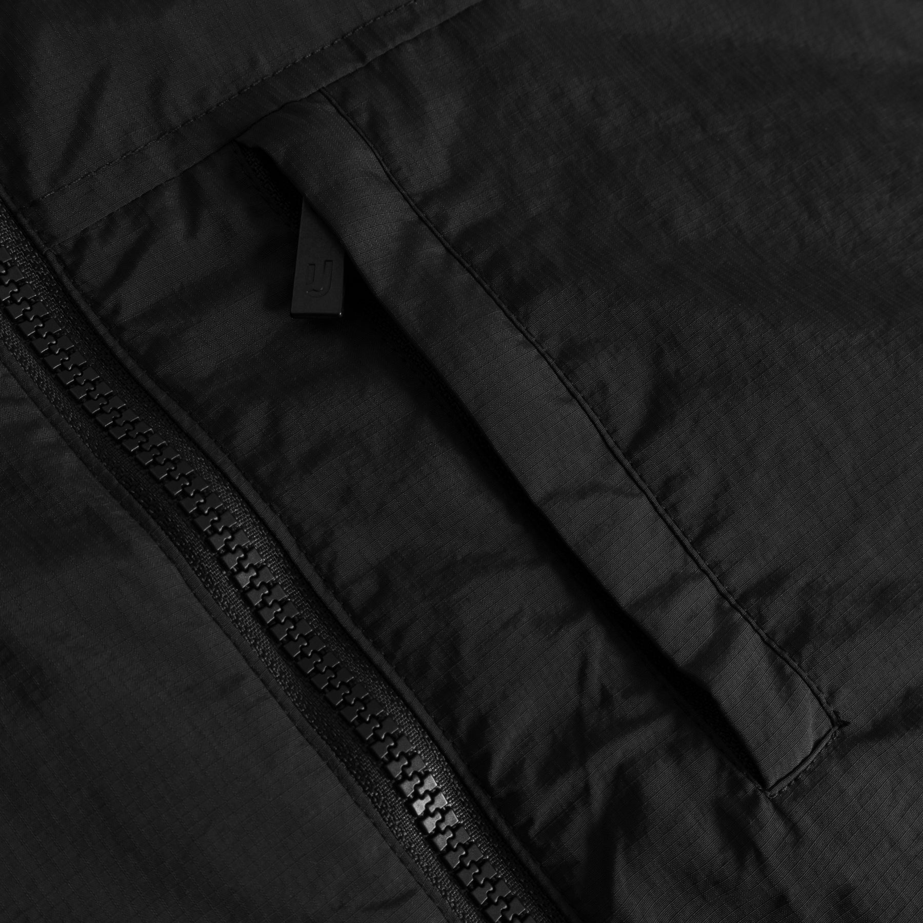 Nahaufnahme einer schwarzen Teddy Fleeceweste 'Bryson' mit Reißverschluss und Tasche