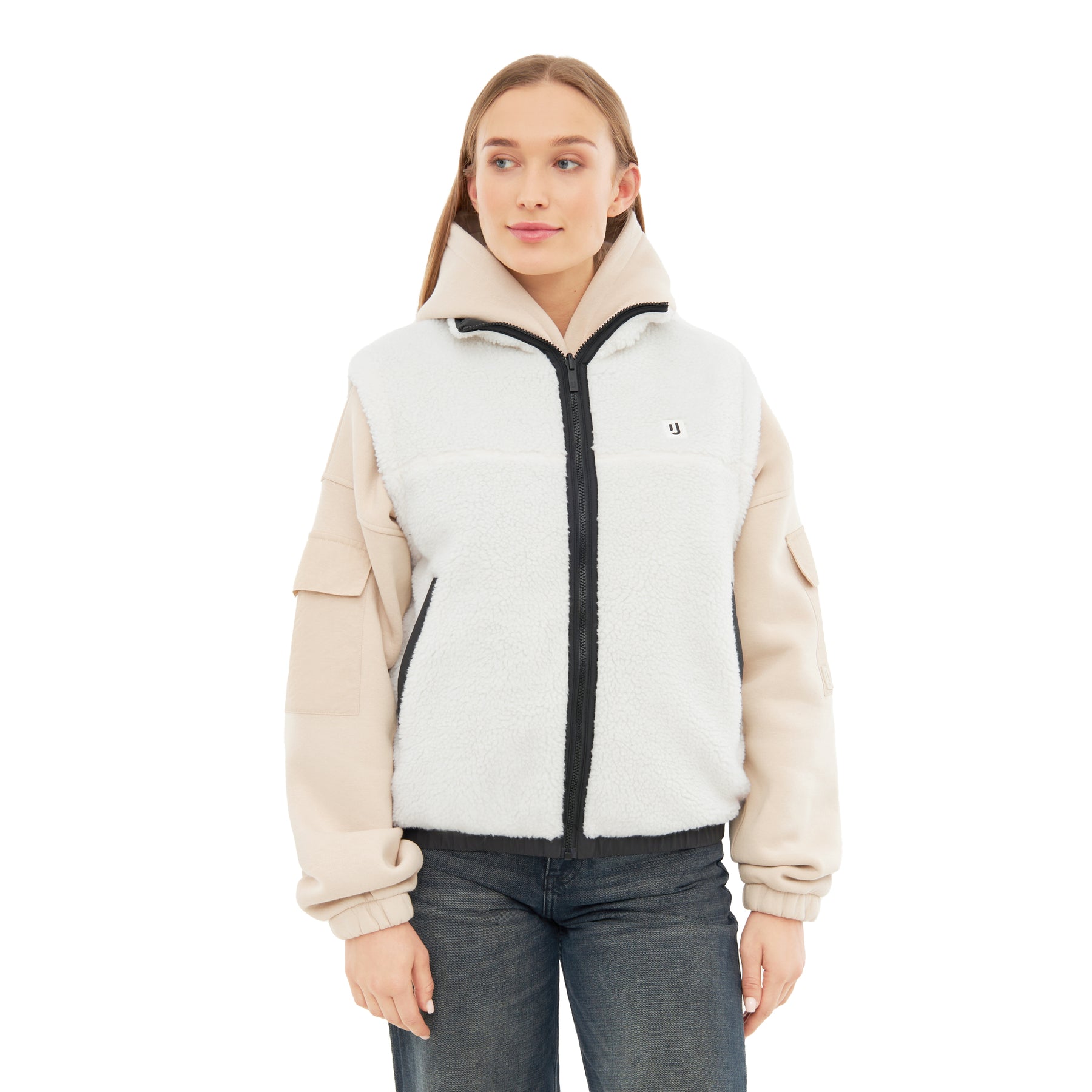 Frau trägt cremefarbene Teddy Fleeceweste 'Bryson' mit Reißverschluss und schwarzen Details