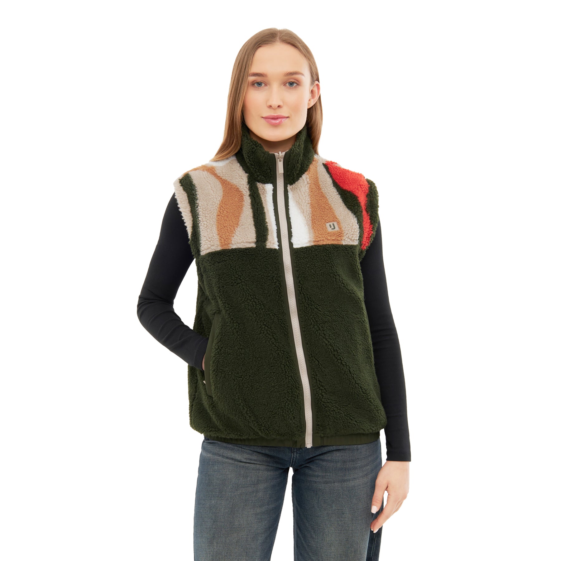 Frau trägt Teddy Fleeceweste 'Bryson' in olivgrün mit buntem Muster und Reißverschluss