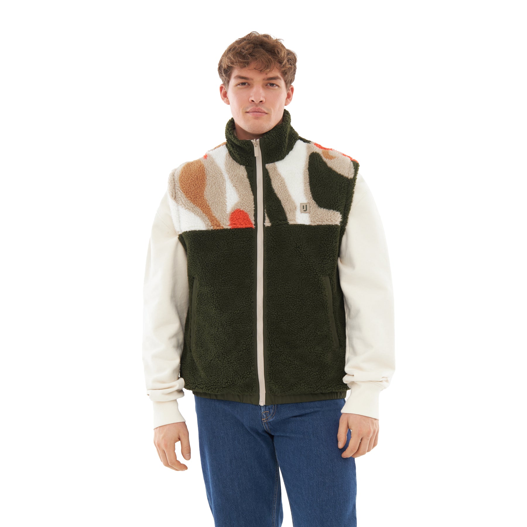 Mann trägt Teddy Fleeceweste 'Bryson' mit olivgrünem, mehrfarbigem Muster und Reißverschluss
