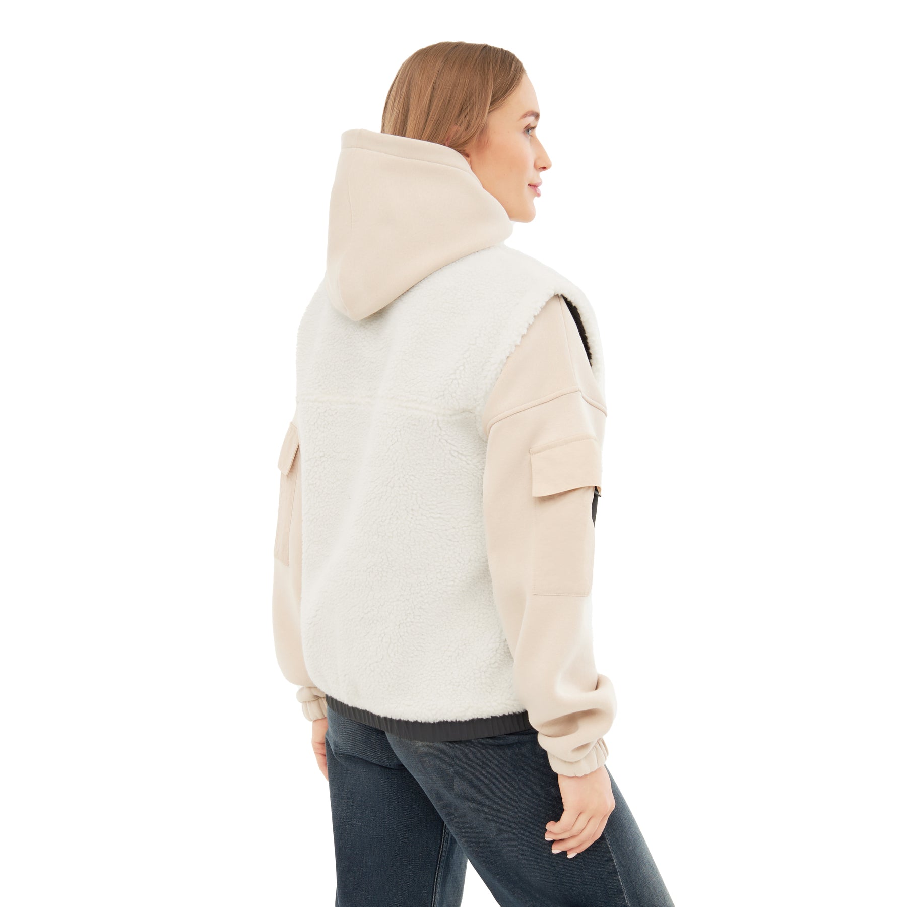Rückansicht einer Frau in cremefarbener Teddy Fleeceweste 'Bryson' und beiger Kapuzenjacke