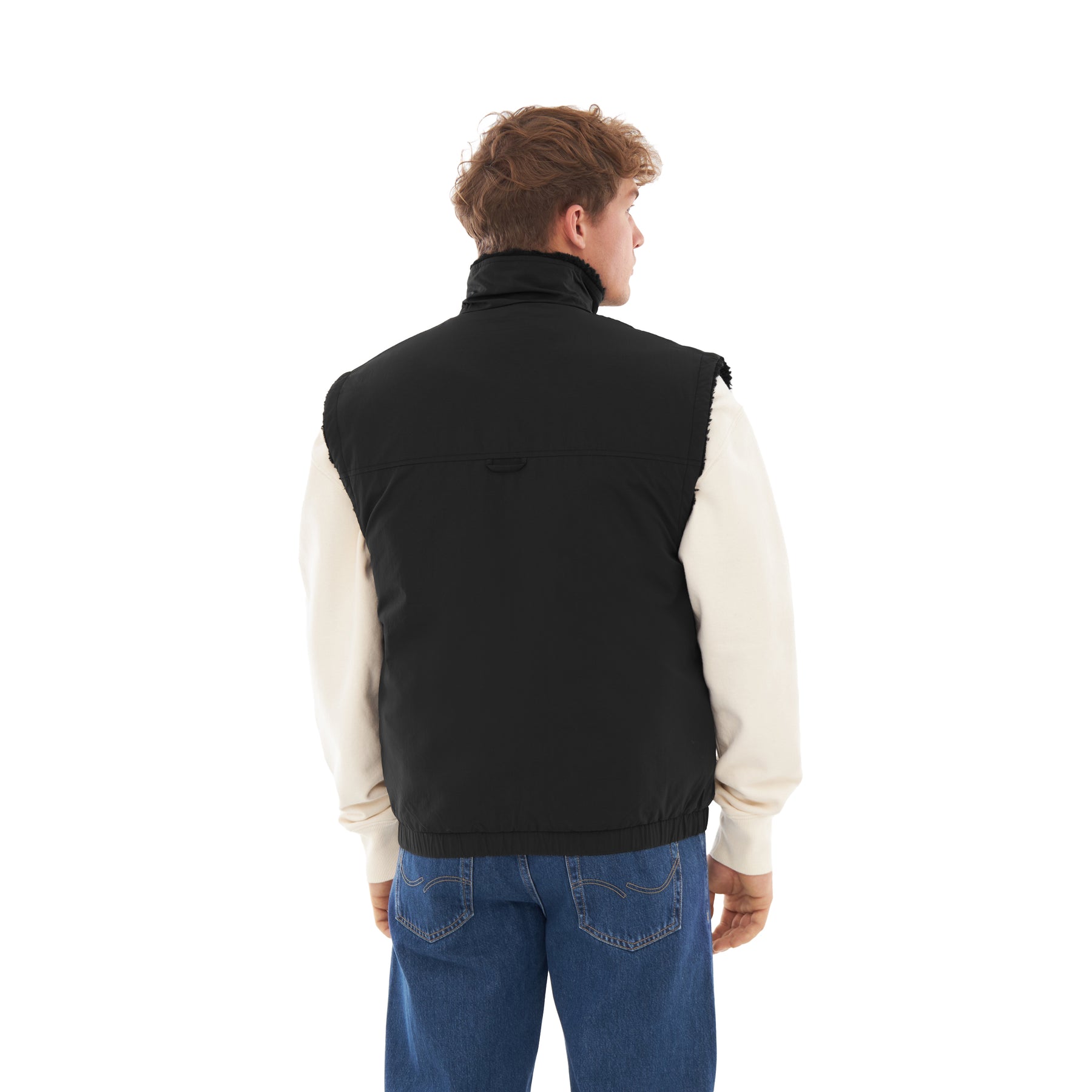 Männliches Modell trägt schwarze Teddy Fleeceweste 'Bryson', weiße Langarmshirt und blaue Jeans, Rückansicht