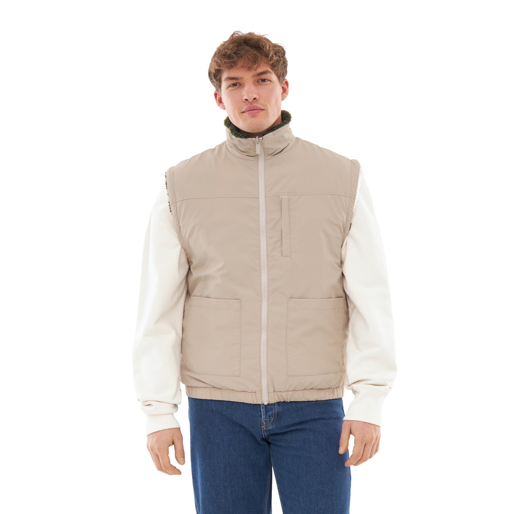 Mann trägt sandfarbene Teddy Fleeceweste 'Bryson' mit hohem Kragen und zwei Taschen