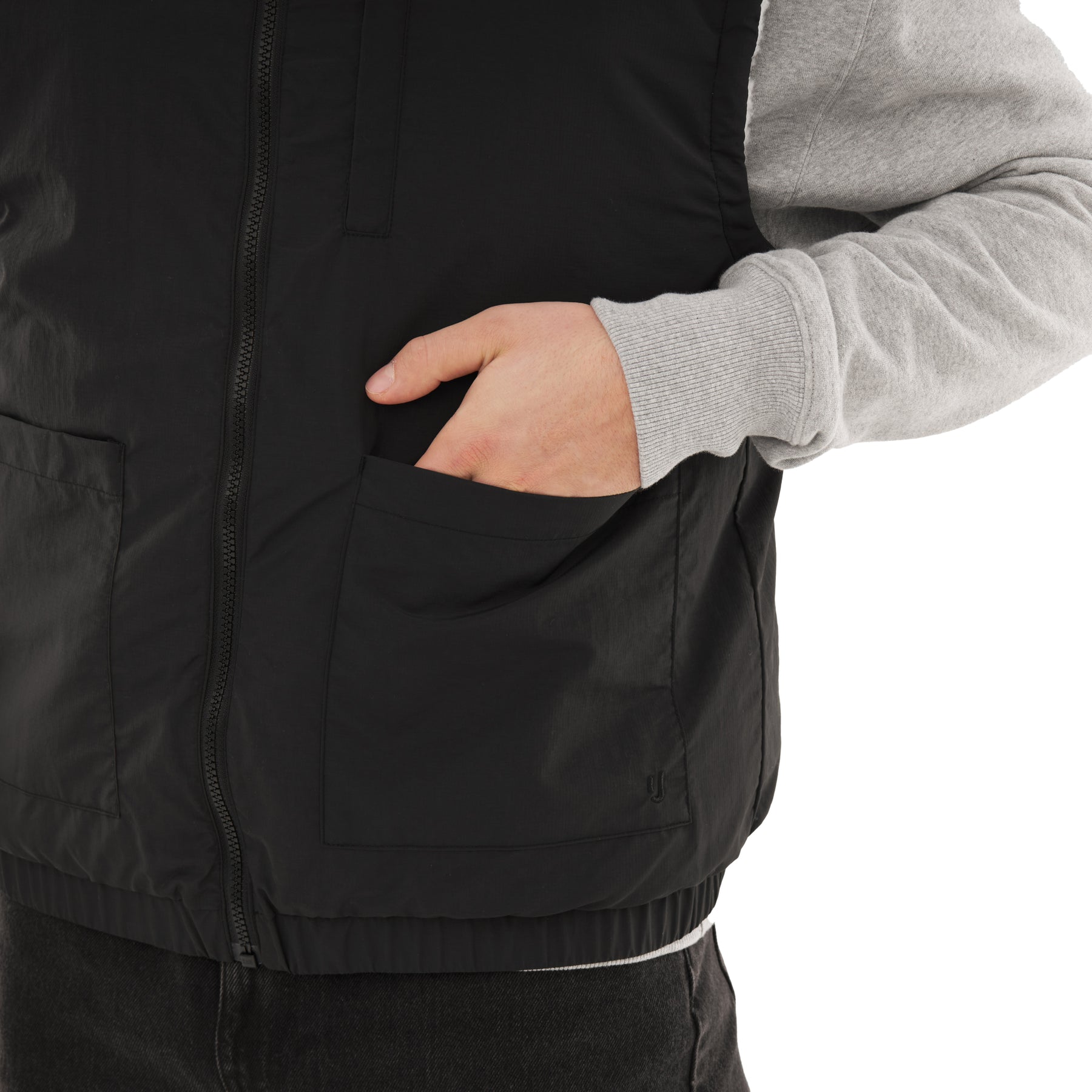 Schwarze Teddy Fleeceweste 'Bryson' mit Reißverschluss und aufgesetzten Taschen, getragen über grauem Sweatshirt