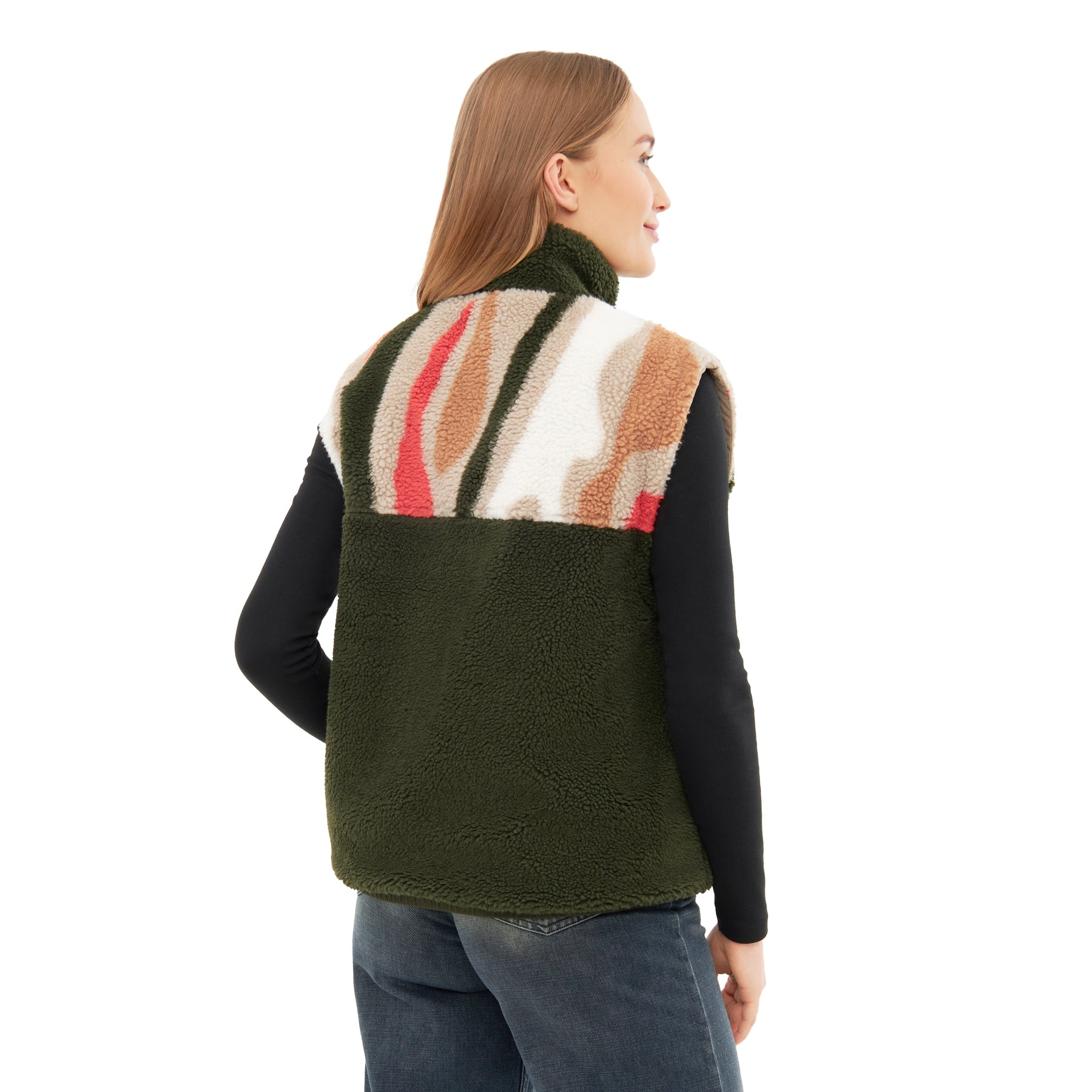Rückansicht einer Frau mit Teddy Fleeceweste 'Bryson' in Dunkelgrün und gemustertem Oberteil