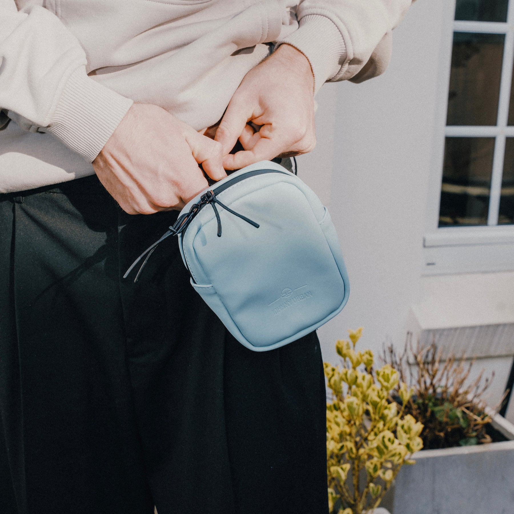 Front Pack 'Toby' von Johnny Urban, kleines hellblaues Front-Pack mit Reißverschluss, getragen an der Taille