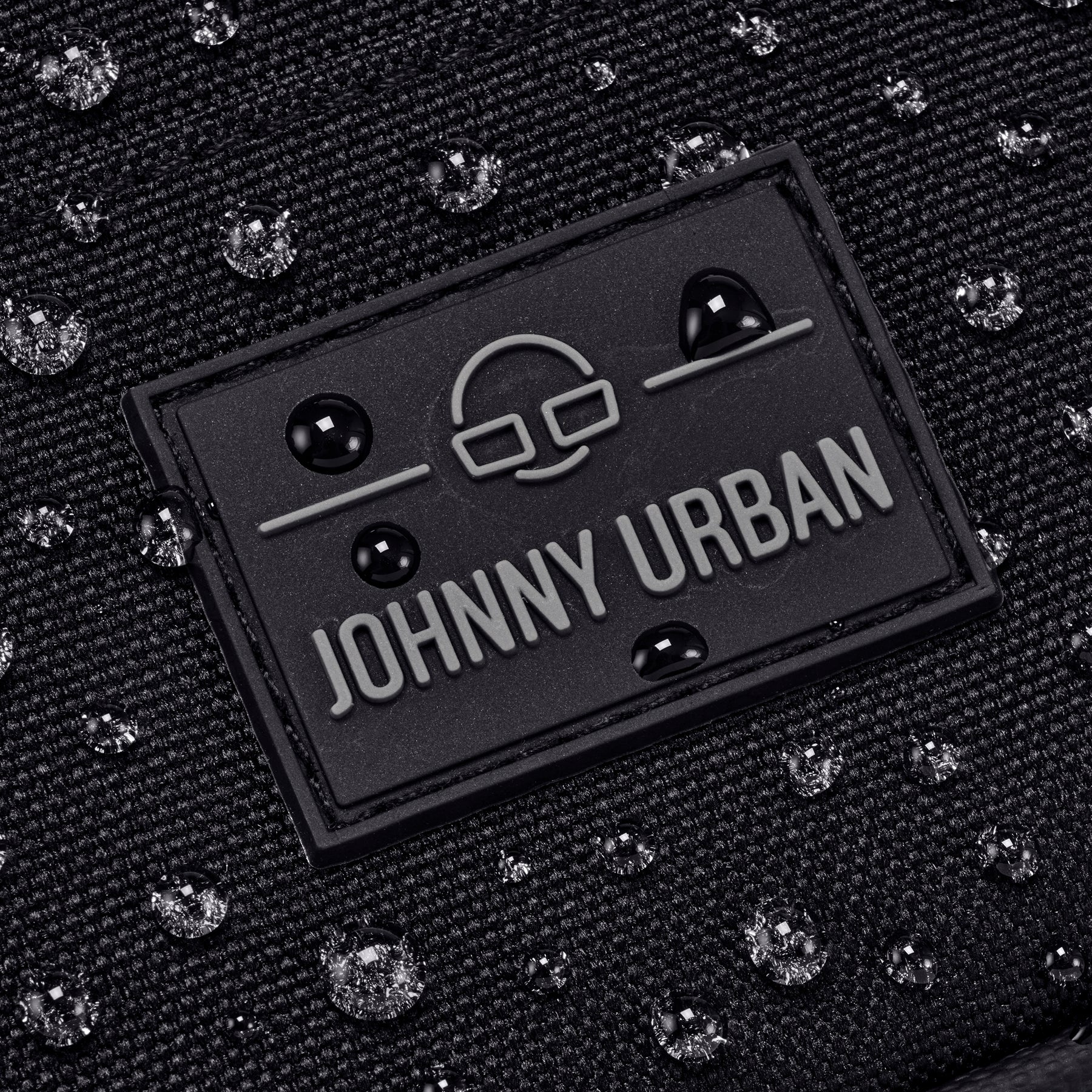 Nahaufnahme des wasserdichten Front Packs ‚Arthur‘ von Johnny Urban mit Logo und Wassertröpfchen